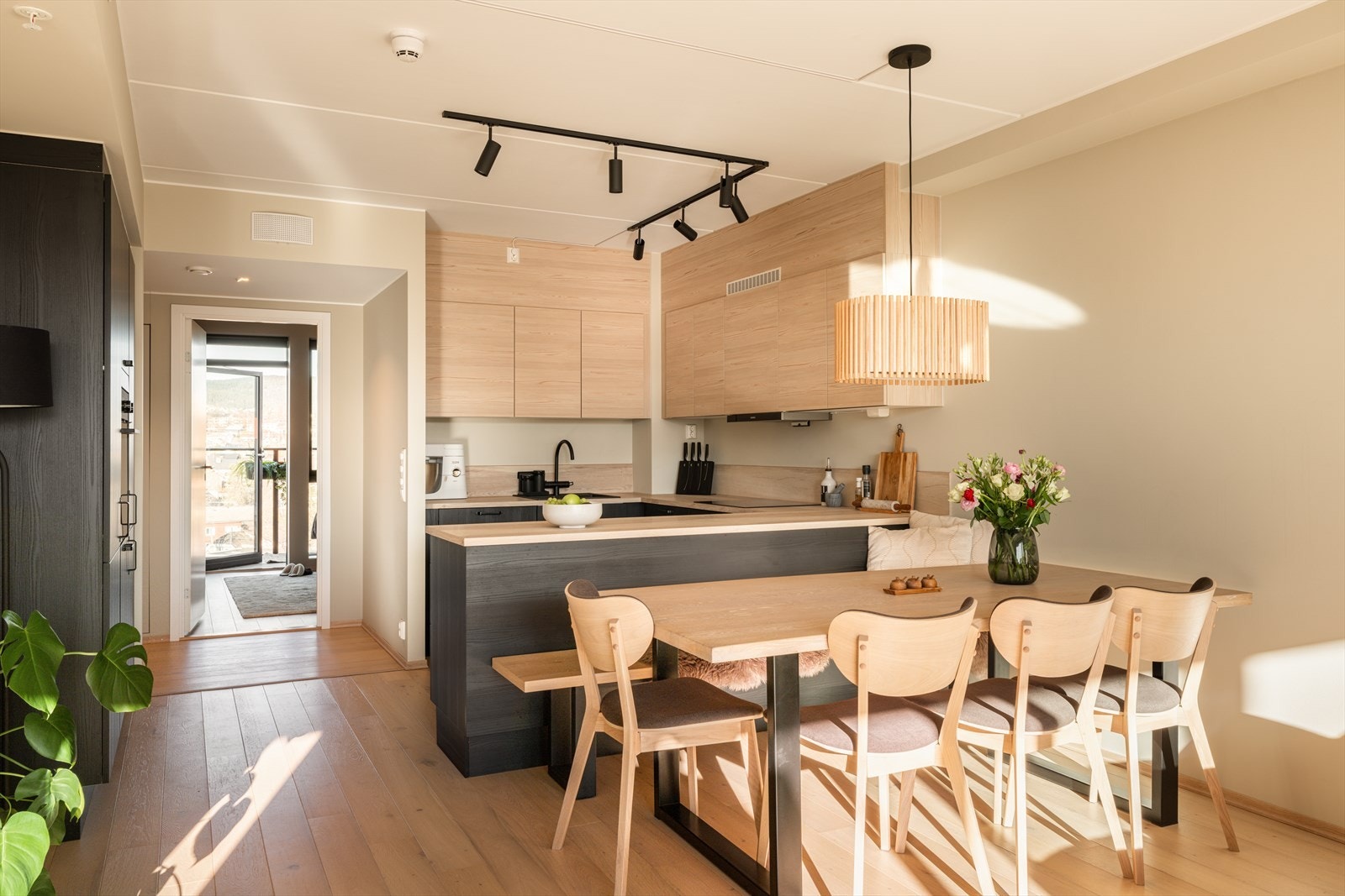 Boligen har god plass til langbord hvor du kan invitere venner og familie på hyggelige middagsselskaper. Galleribilde