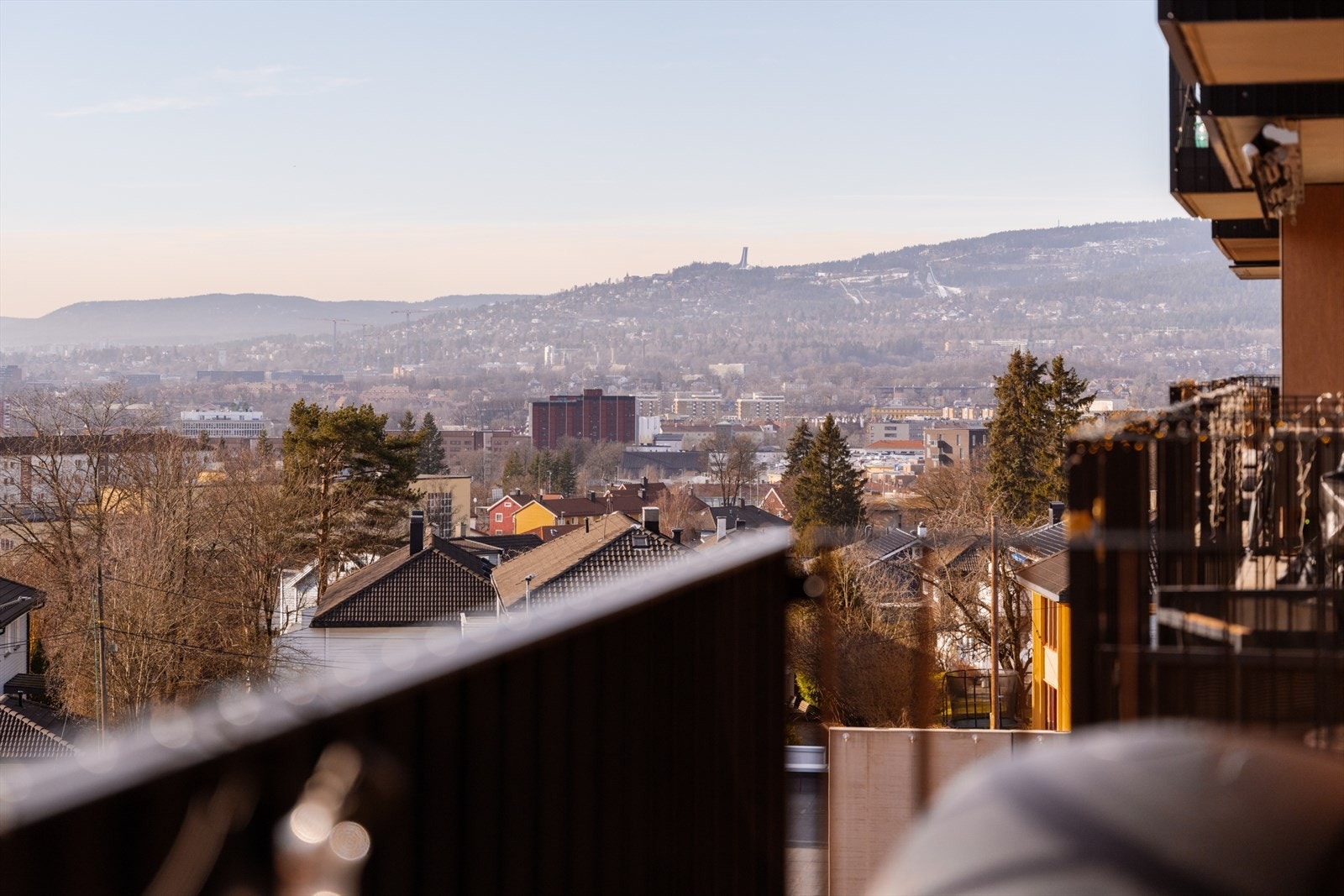 Fra balkongen har man også utsikt helt til Holmenkollen. Galleribilde