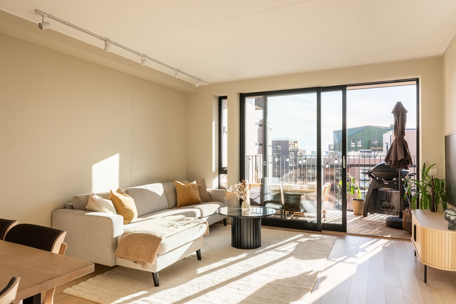 En god og romslig planløsning med stor stue hvor du har plass til stor sofa og langbord. Galleribilde