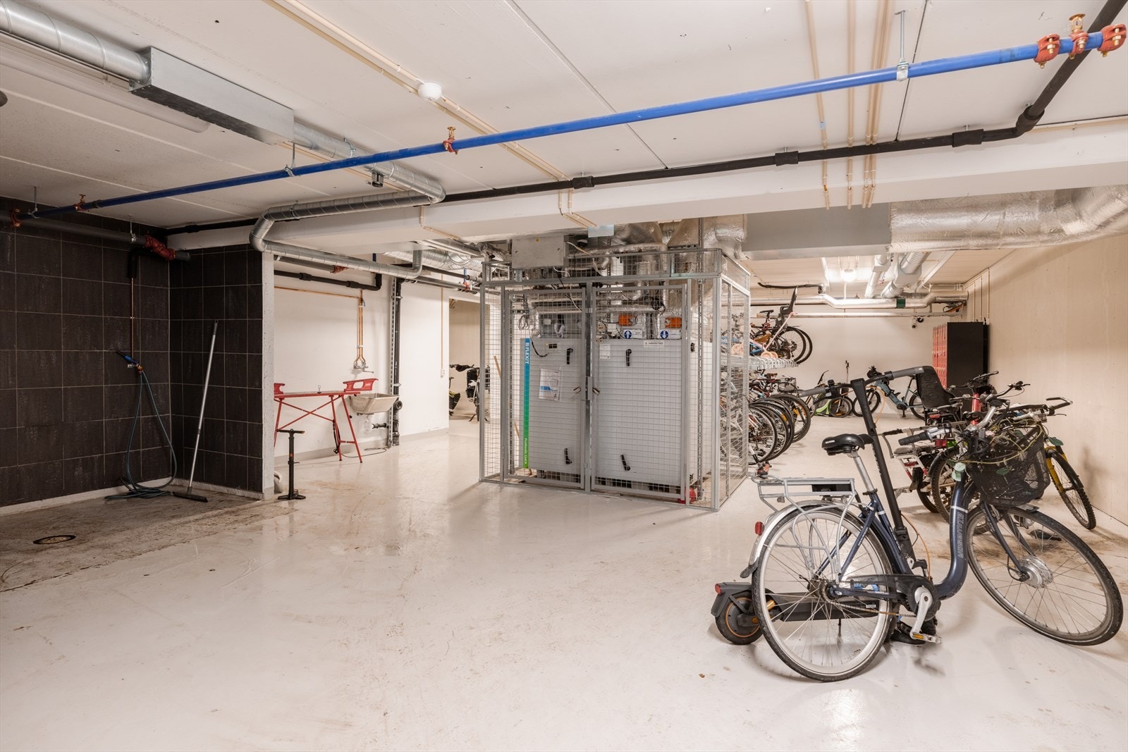 Fellesarealene inkluderer også sykkelparkering, sykkelverksted og sykkelvask. Her er alt tilrettelagt for en lettvint hverdag. Galleribilde