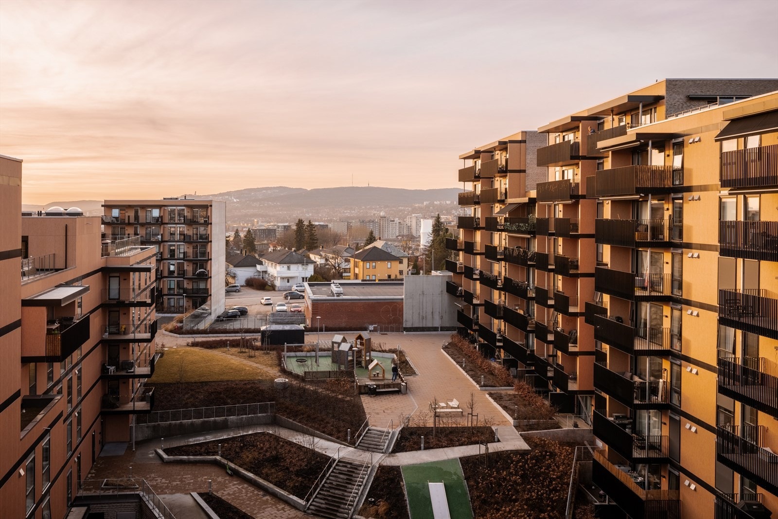 Her har du også en av Lørens fineste fellesarealer med flere grøntområder, lekeplasser og to minutters gange til parken midt i hvor man kan sole seg om sommeren. Galleribilde