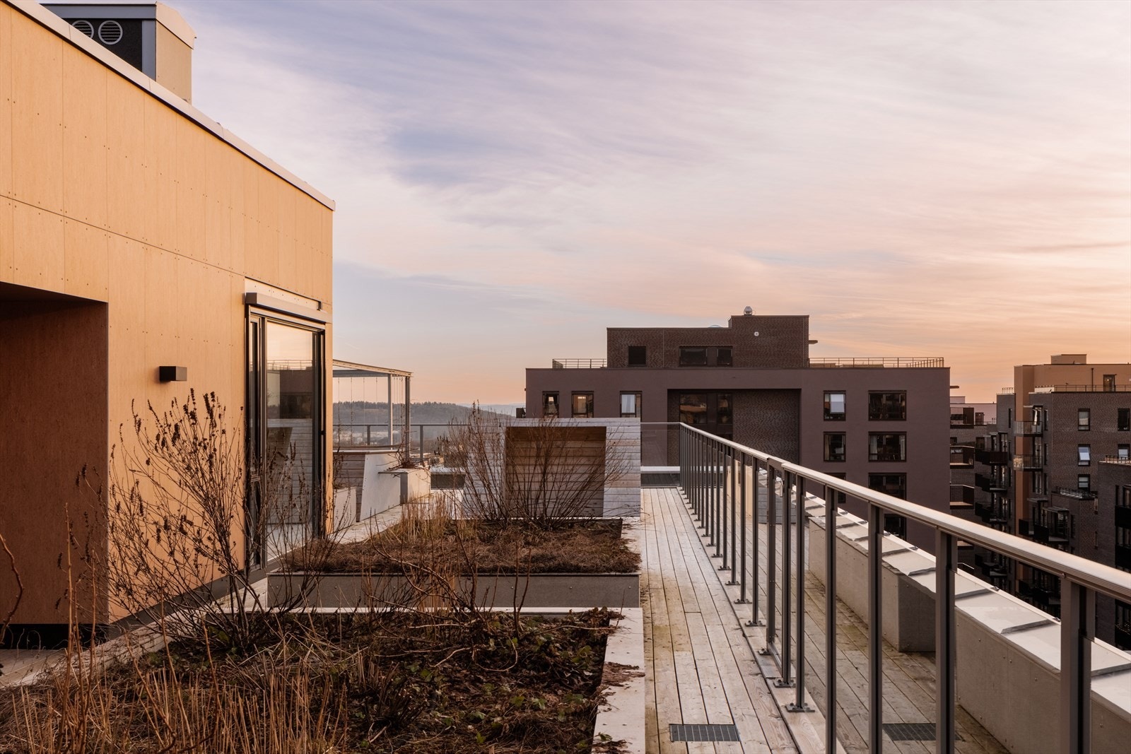 Takterrassen er pent opparbeidet med soner for avslapning og sosialisering. Galleribilde