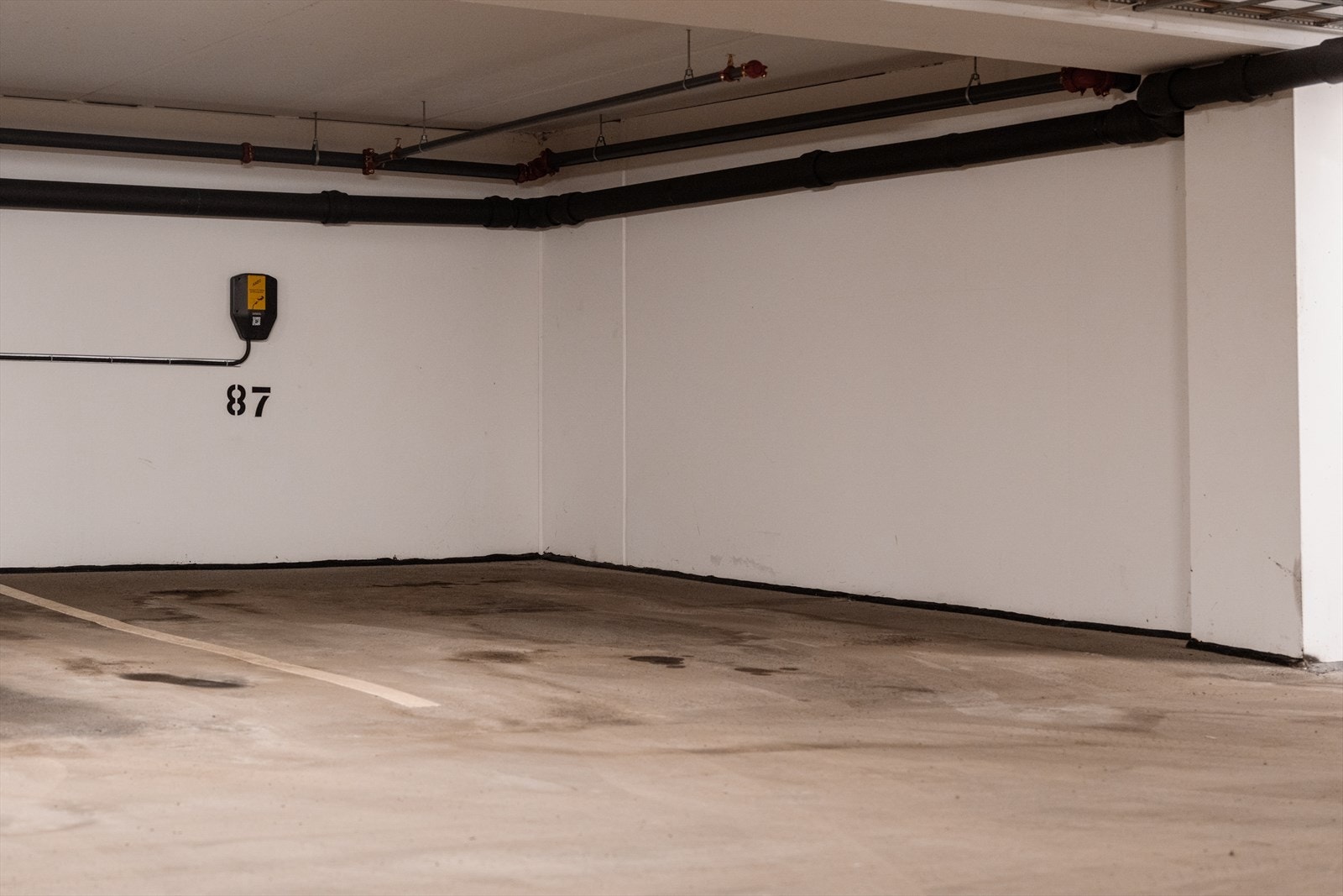 Med leiligheten følger en fast garasjeplass i felles anlegg med heisadkomst. Galleribilde