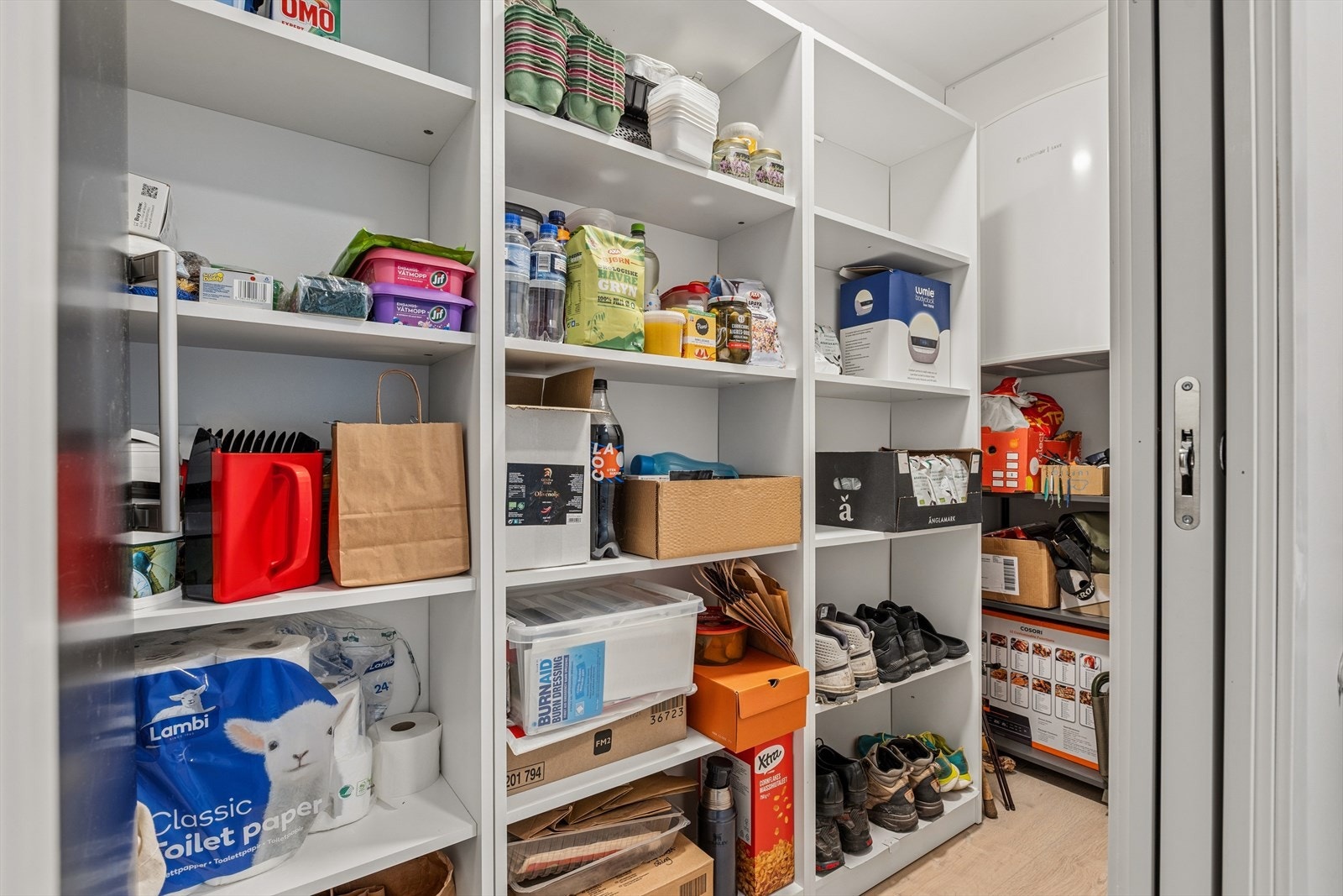 I tilknytting til gangen har man en bod, som også kan brukes til walk in closet. Galleribilde