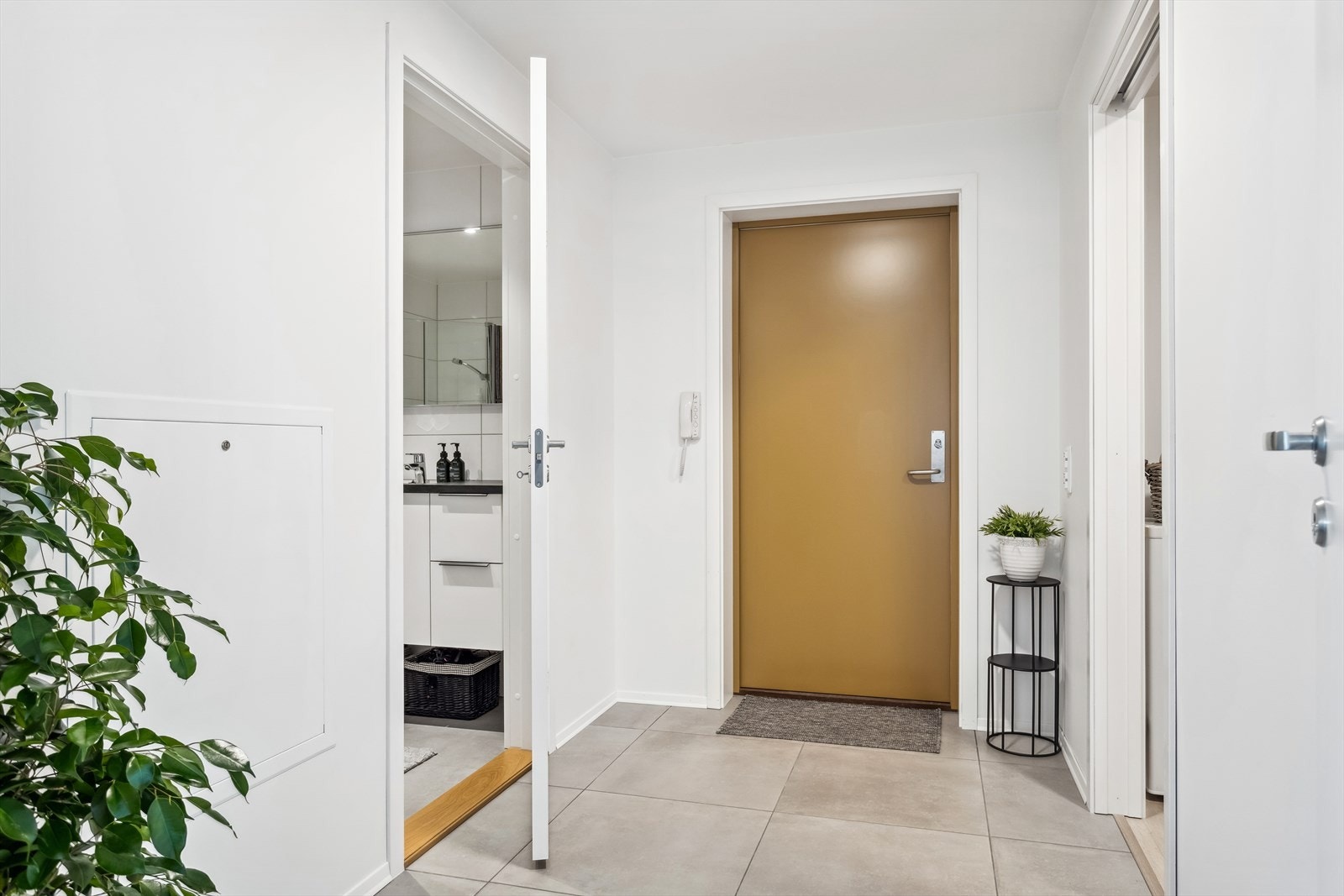 Innbydende entrè med god plass til oppheng og oppbevaring, i tillegg til bod i leilighet og i kjeller. Galleribilde