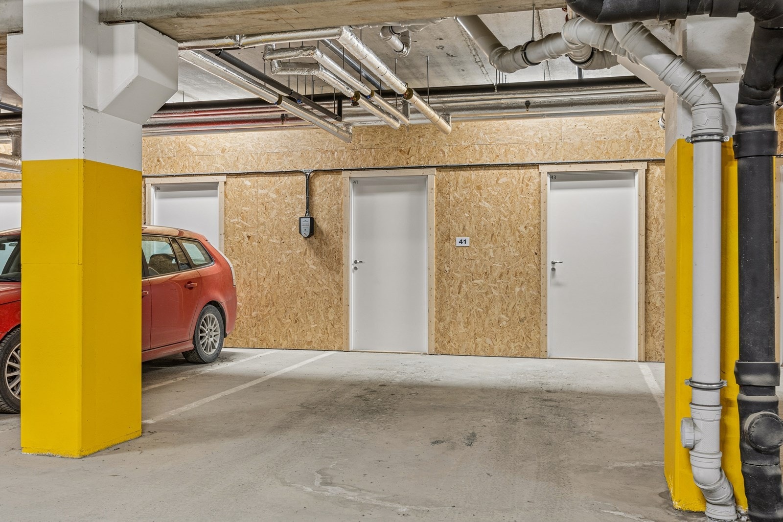 Fast parkering i p-kjeller. I tilknytting til garasjen har leiligheten en egen bod. Galleribilde