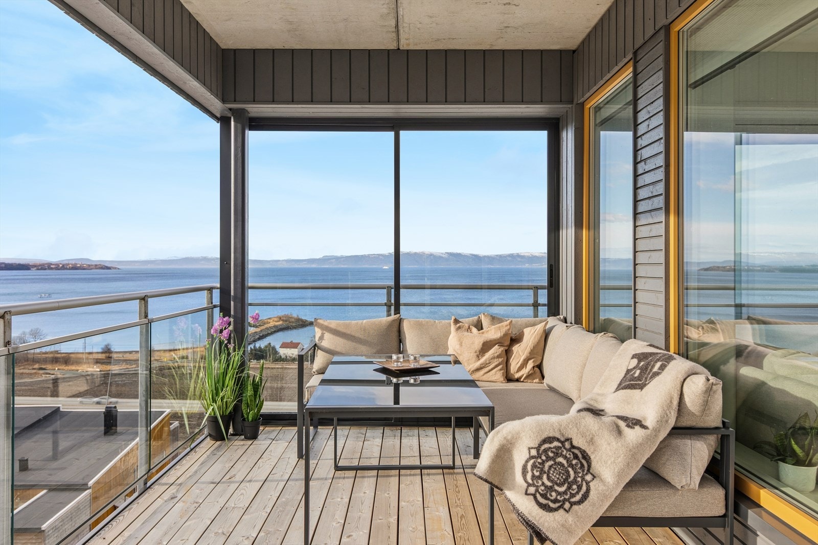 Fra balkongen kan man nyte fantastiske utsiktsforhold over fjorden. Galleribilde