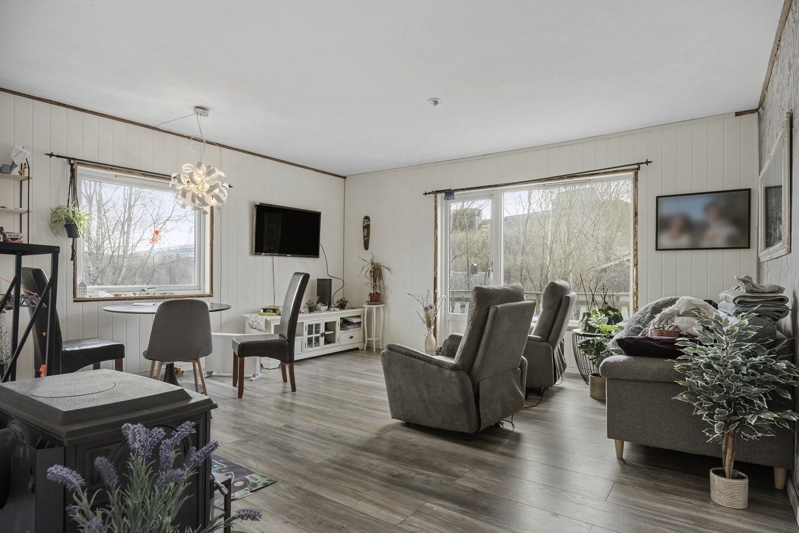 Fra stuen er det utgang til en altan på ca. 12 m². Galleribilde