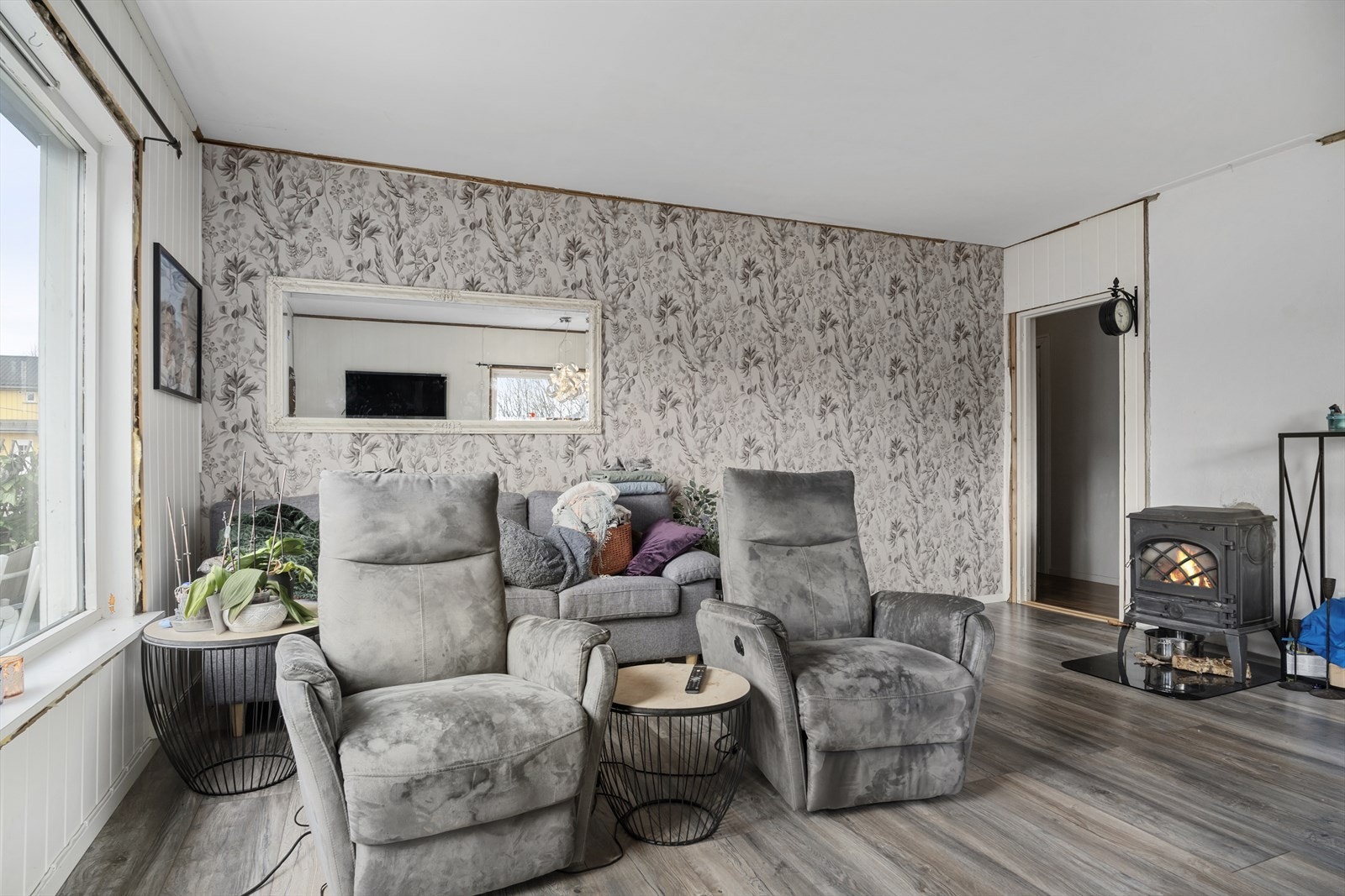 Planløsningen inkluderer gang, stue, kjøkken, bad/vaskerom og to soverom. Galleribilde