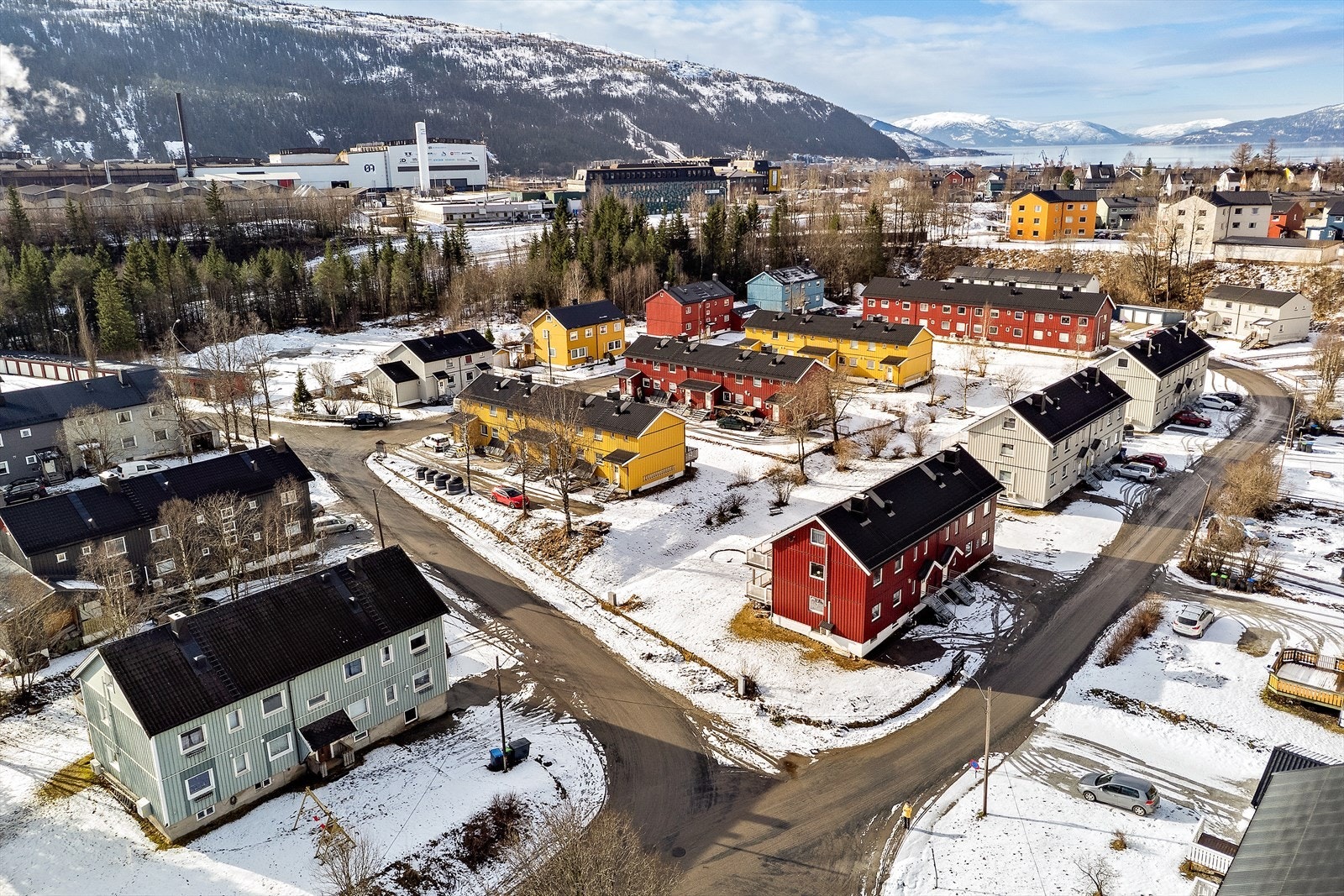 Her bor du med kort vei til barnehage, barneskole og ungdomsskole, samt dagligvarebutikker. Galleribilde