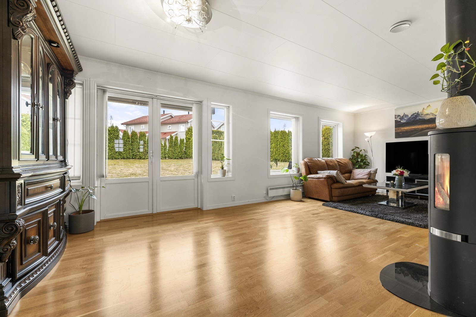 Utgang til hageområdet via stuen skaper enkel tilgang til uteområdet. Galleribilde