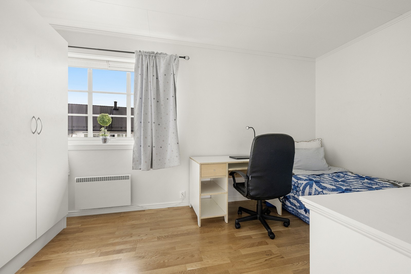 Effektiv innredning med seng og skrivebord gir god utnyttelse av plassen. Galleribilde