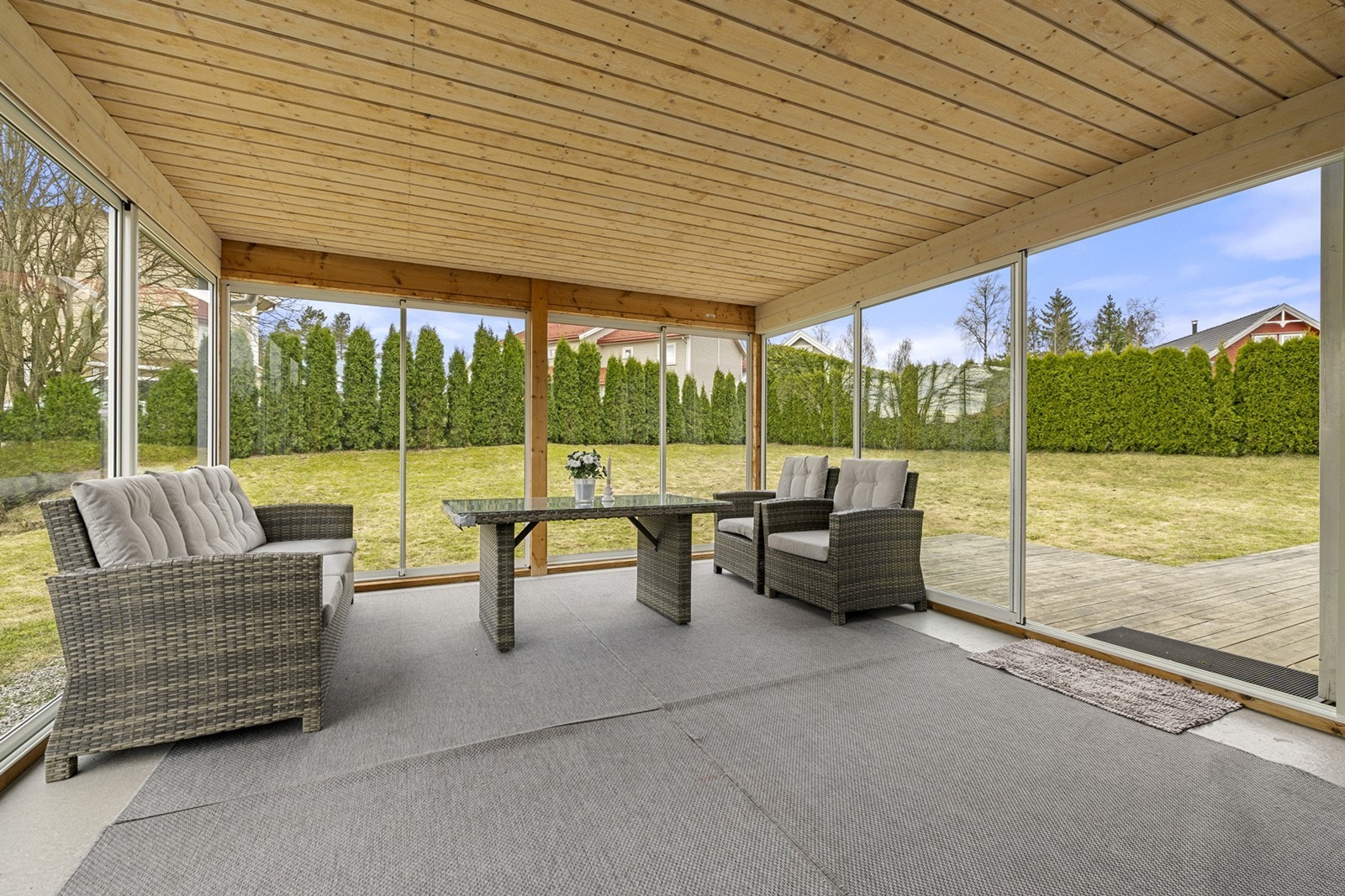 Utgang til terrasse gir enkel tilgang til det grønne uteområdet. Galleribilde