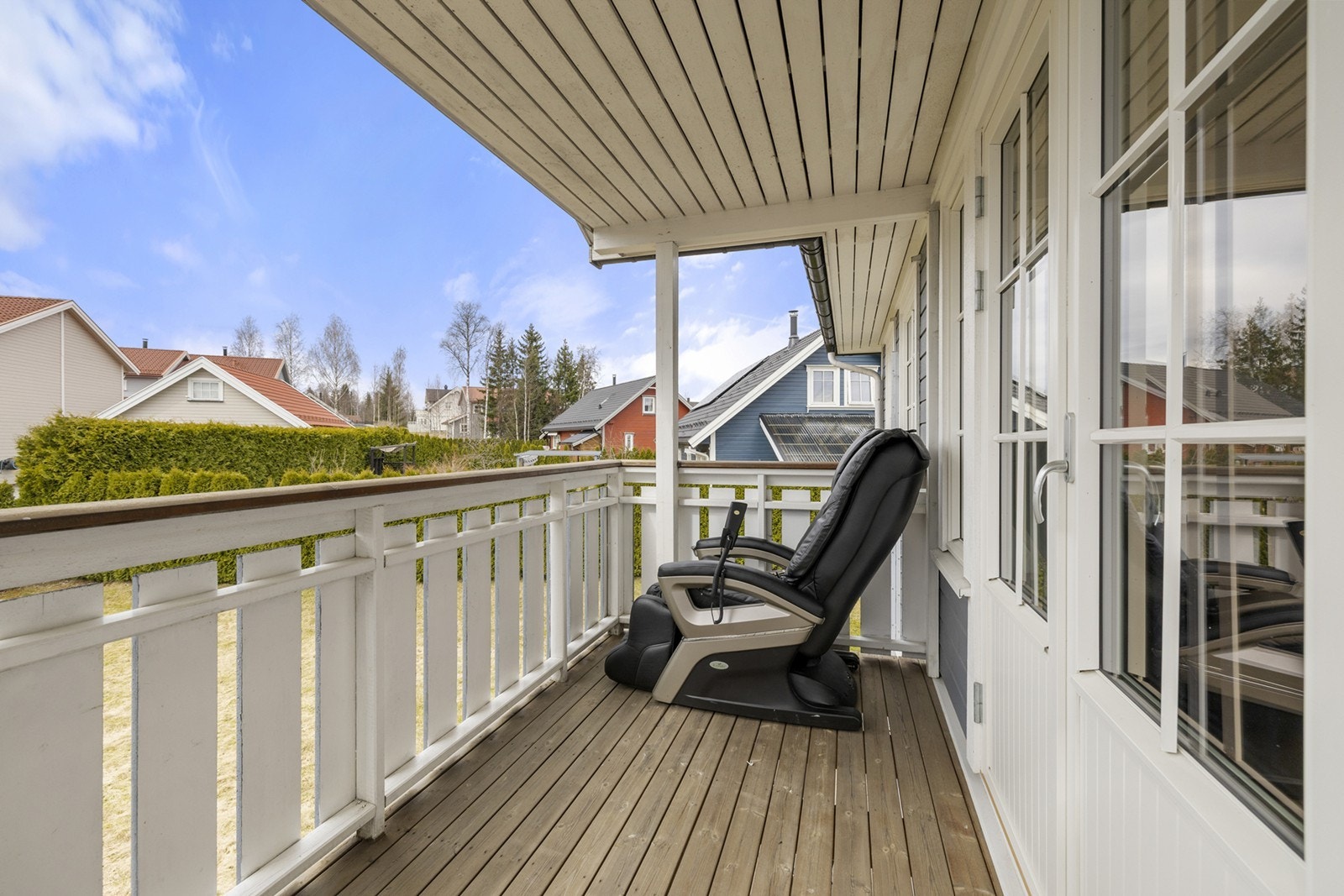 Balkongen har rekkverk og takoverbygg som gir god skjerming. Galleribilde
