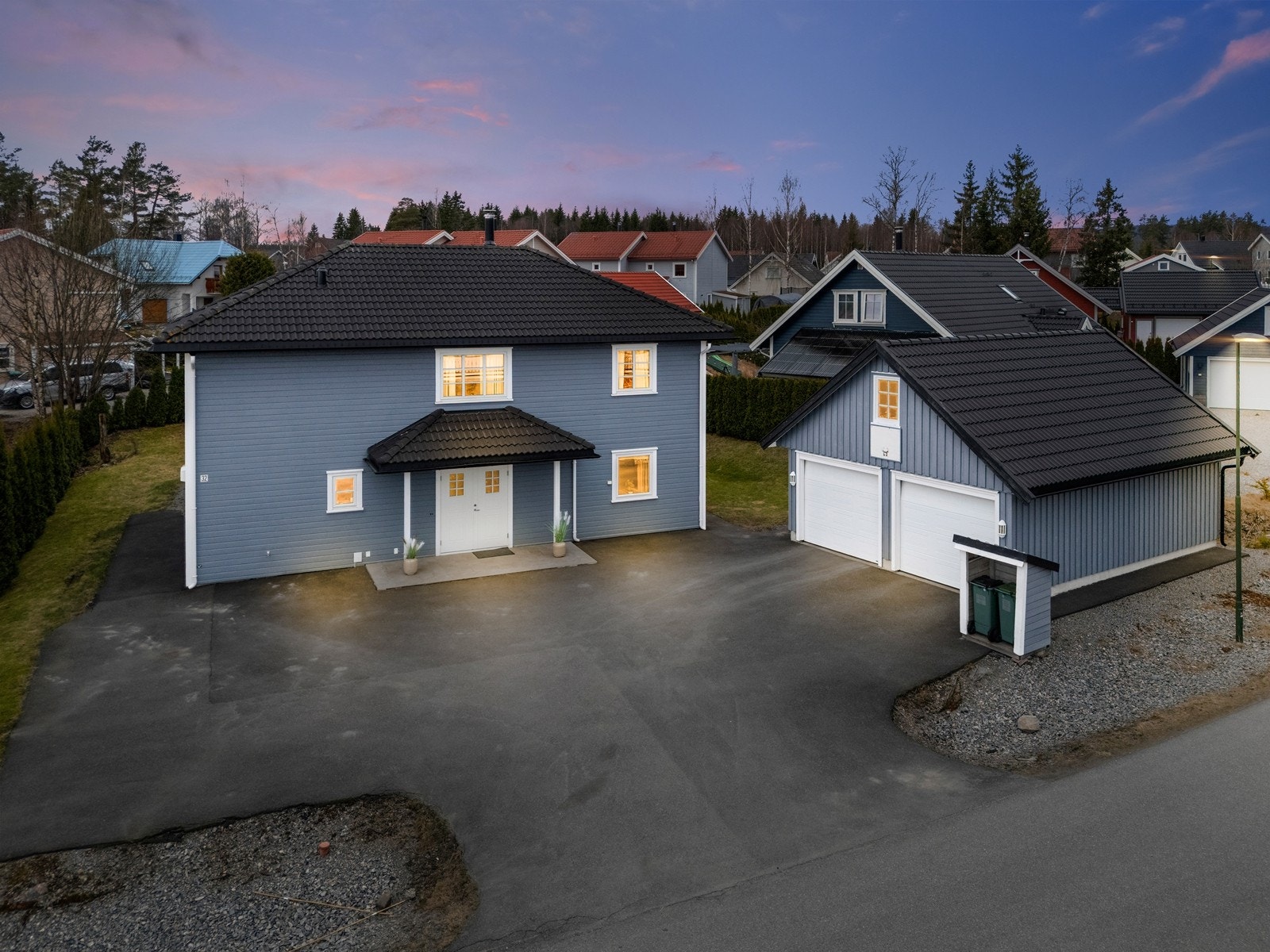 Eiendommen har en romslig gårdsplass med tilhørende dobbeltgarasje. Galleribilde