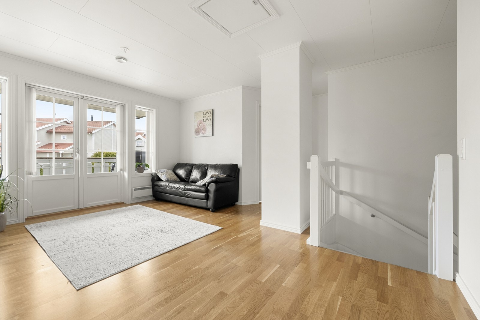 Store vindusflater slipper inn rikelig med naturlig lys i oppholdsrommet. Galleribilde