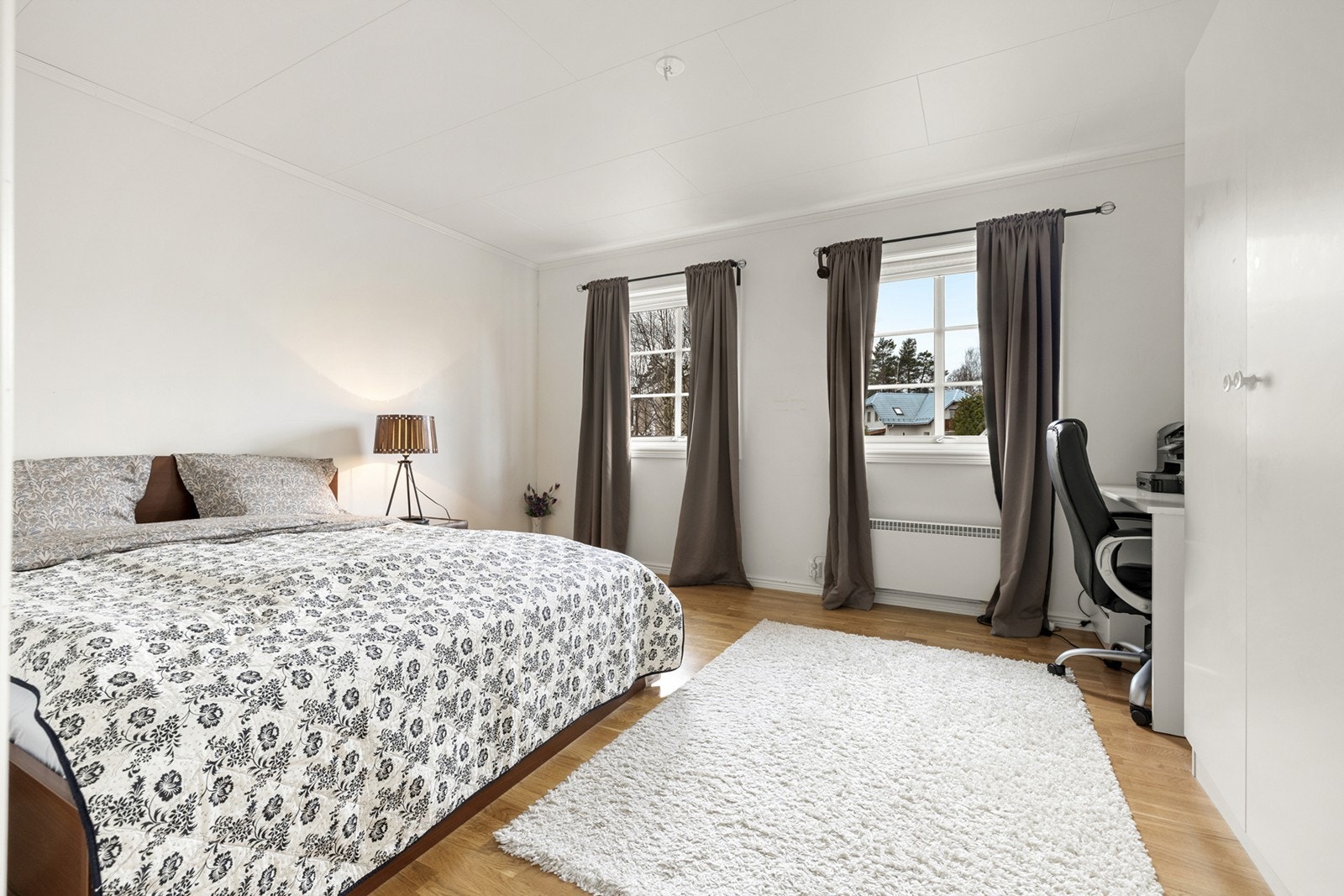 Store vindusflater gir rikelig med naturlig lysinnslipp. Galleribilde