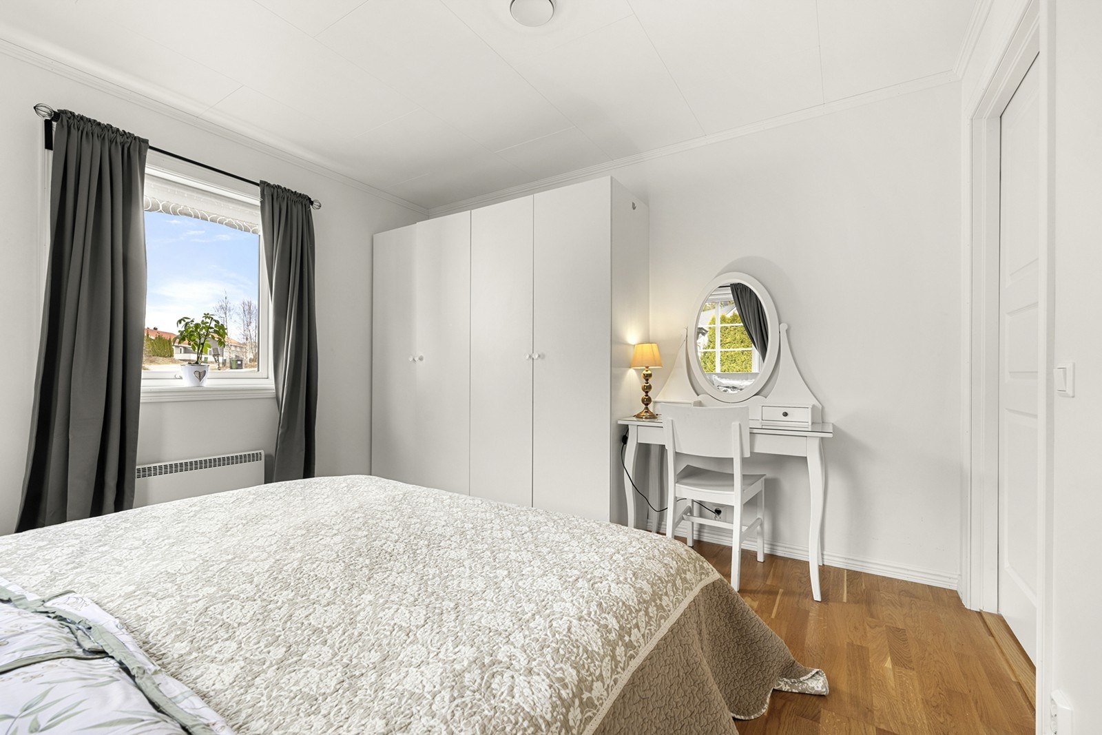 To store garderobeskap gir god oppbevaringsplass i rommet. Galleribilde