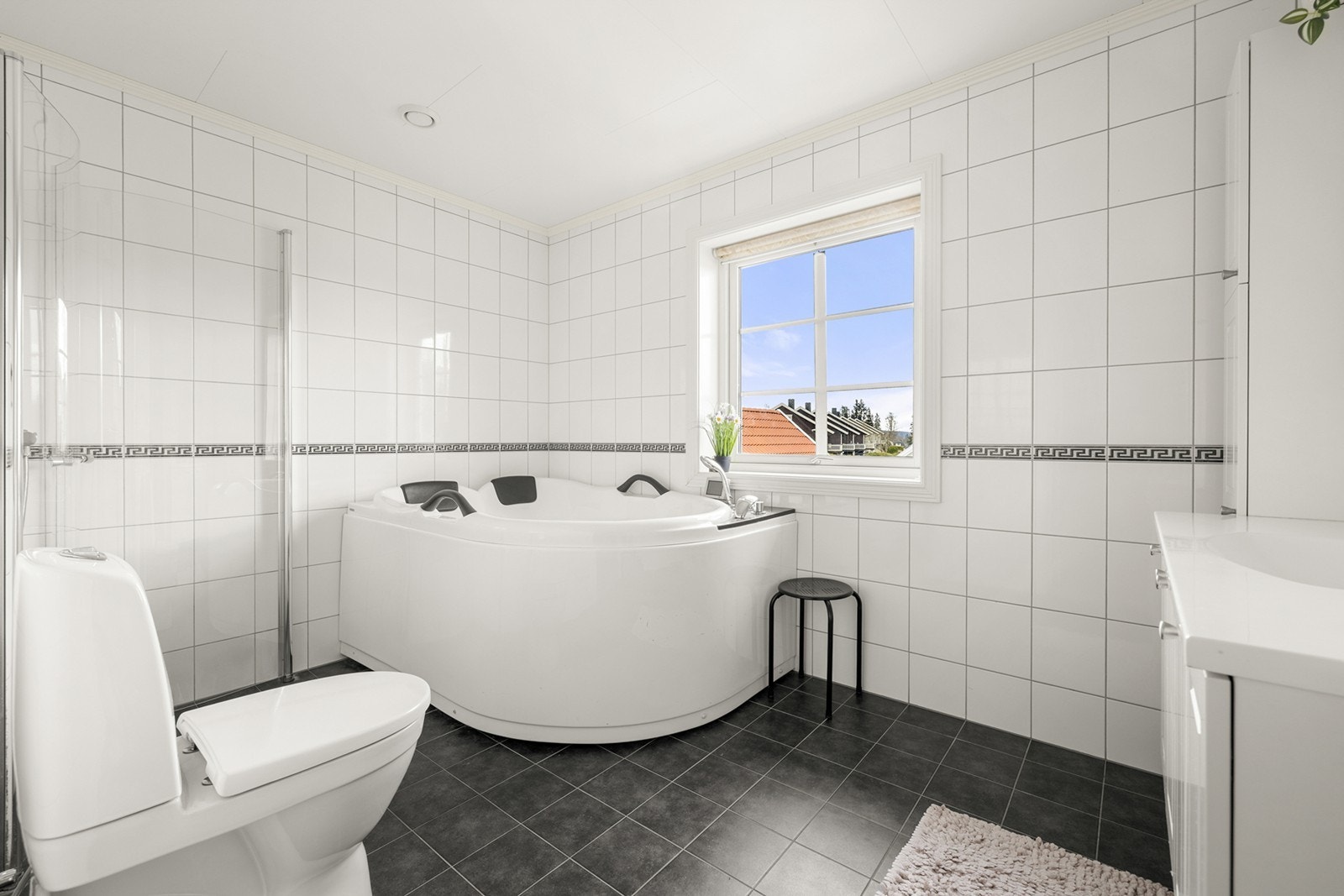 Badet i andre etasje er det boblekar, dusj, toalett og servant med over og underskap. Galleribilde