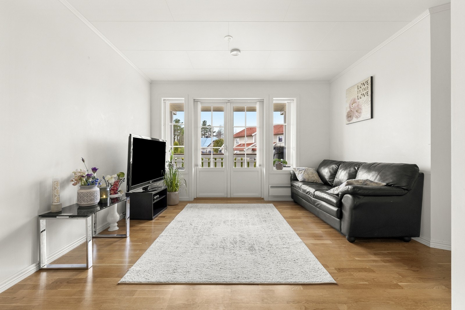 Direkte adgang til balkongen fra stuen gir gode muligheter for utendørs hygge. Galleribilde
