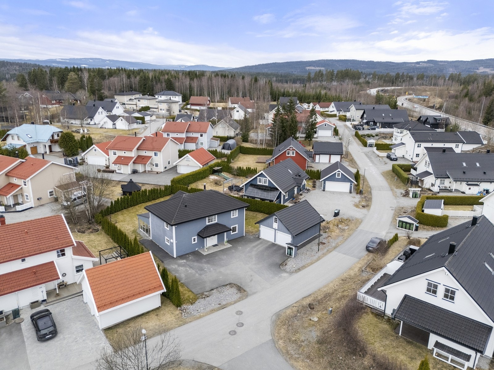 Boligen ligger i et rolig nabolag med nærhet til fasiliteter. Galleribilde