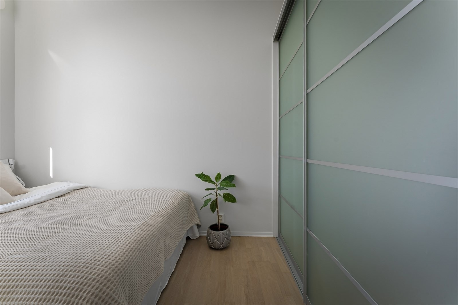 Soverommet har en stor og praktisk skyvedørsgarderobe Galleribilde