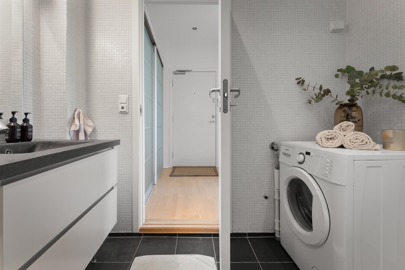 Badet er av fin størrelse og har plass til vaskemaskin og tørketrommel. Galleribilde