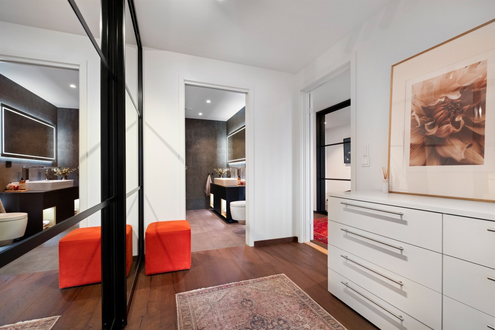 Gang/garderobe mellom hovedsoverom og bad Galleribilde