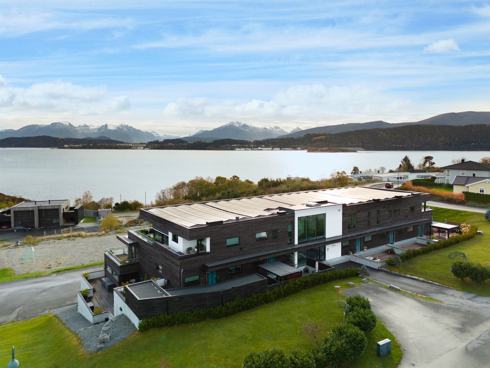 Dronebilde av fasade sett fra nord mot Ellingsøyfjorden Galleribilde