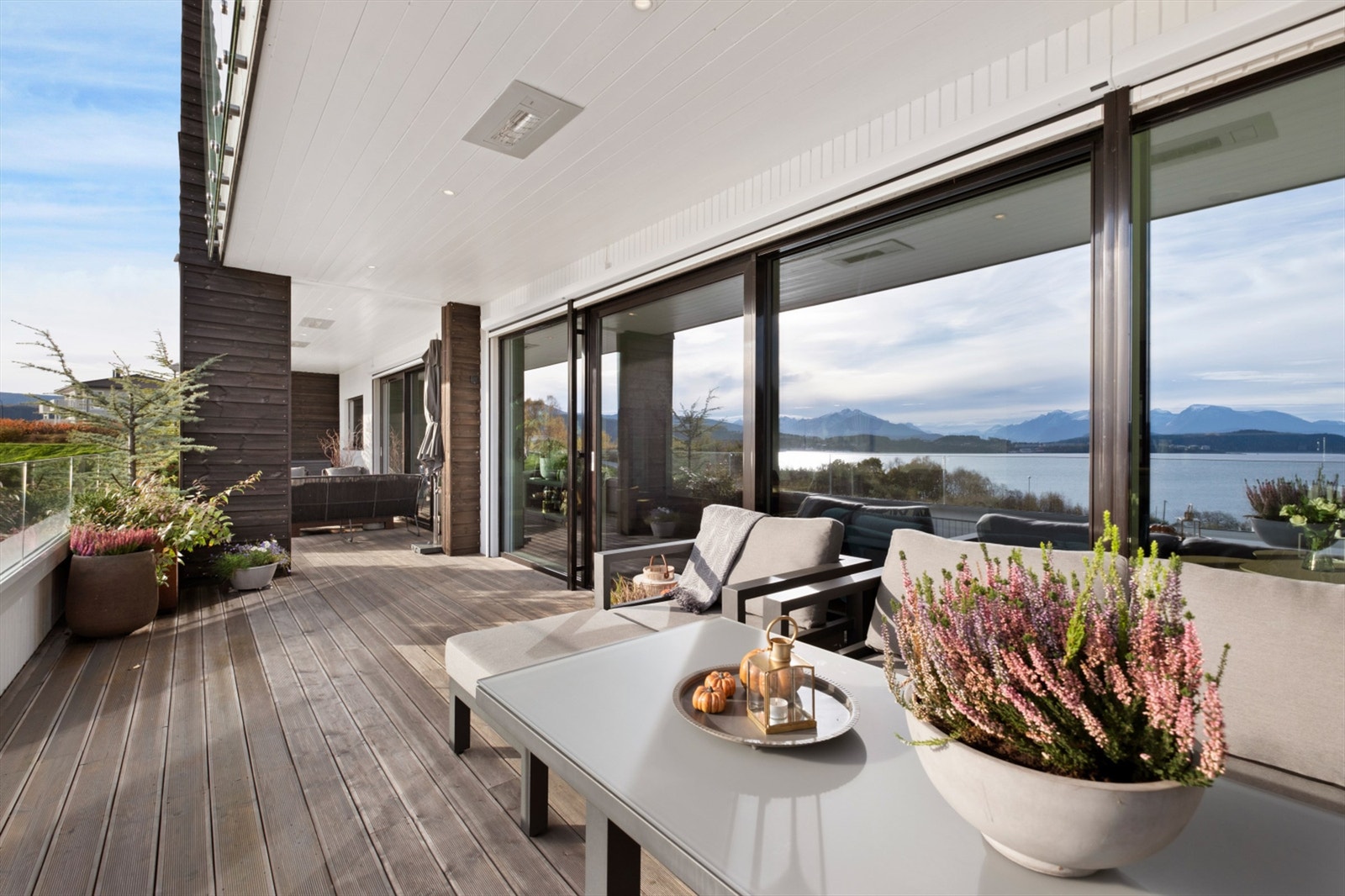 Stor terrasse som dels er overbygd og gir gode muligheter for hyggelige kvelder med flott utsikt mot fjorden Galleribilde