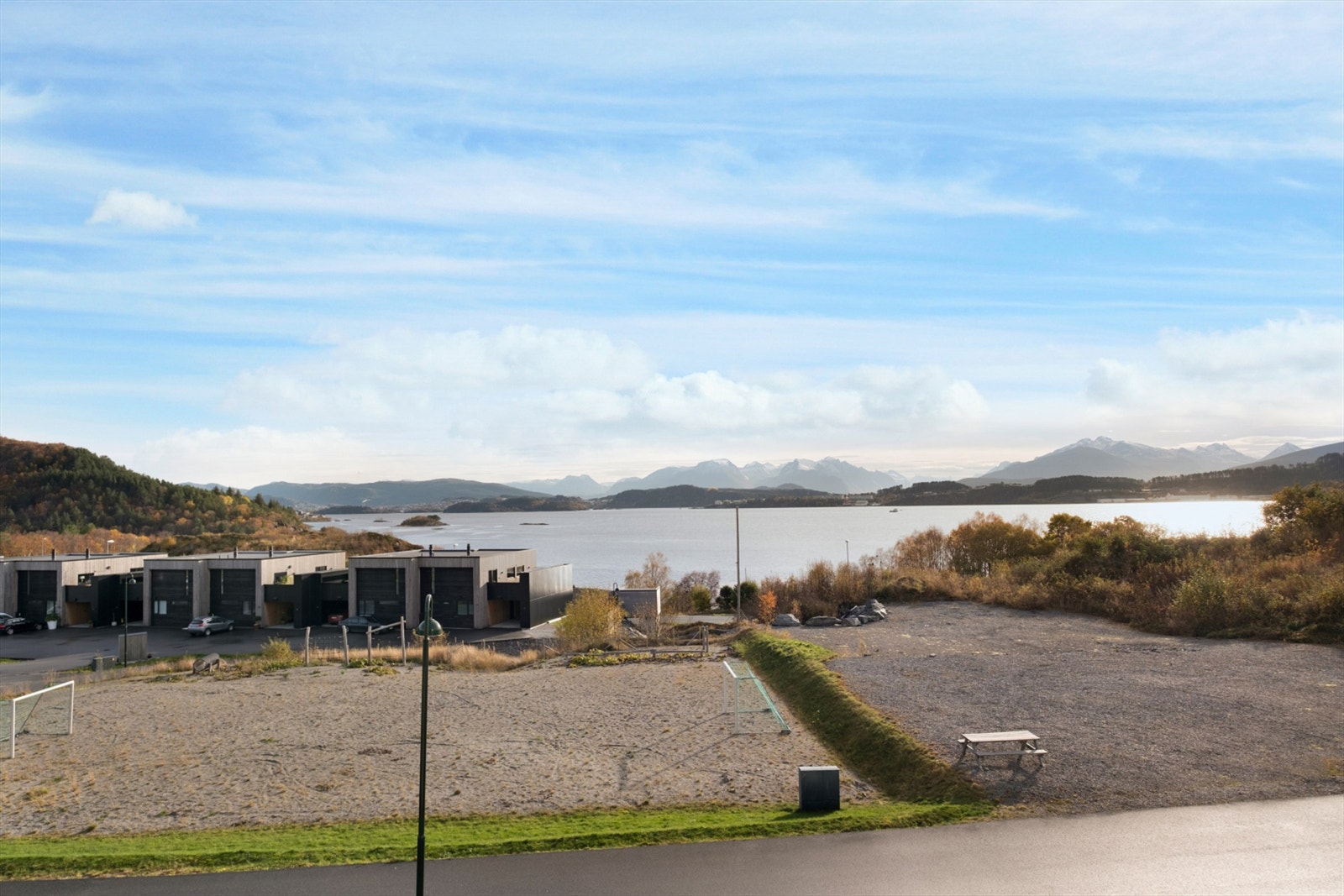 Leiligheten har fantastisk utsikt mot fjord og fjell Galleribilde