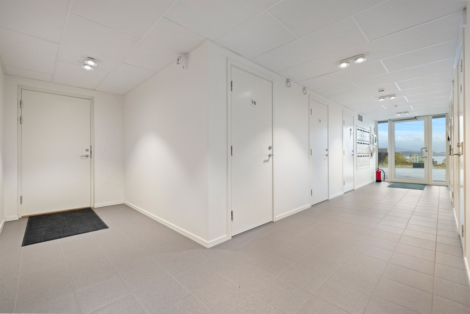 Flott fellesområde og flislagt inngangsparti Galleribilde