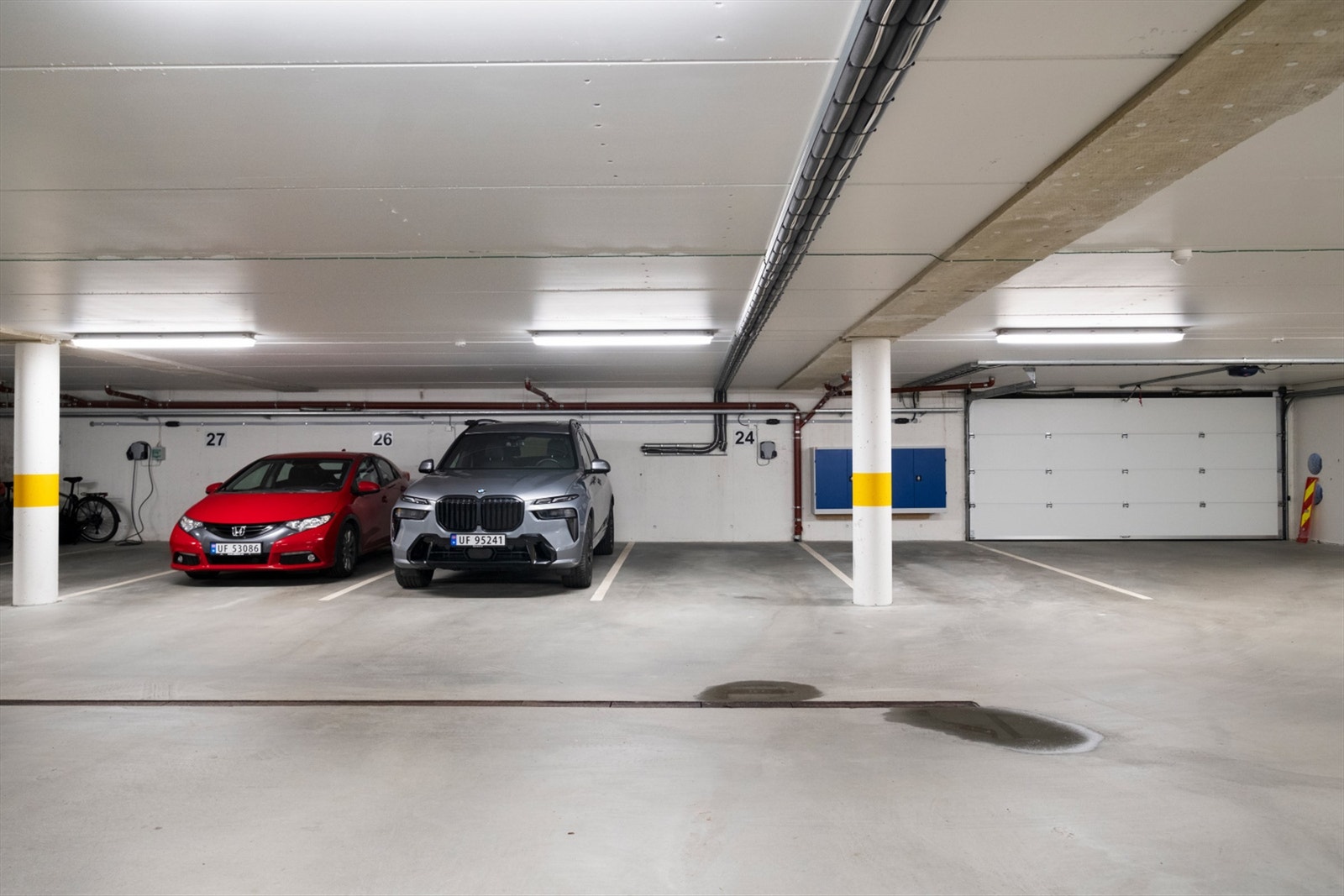 Leiligheten har 4 parkeringsplasser i garasjeskjeller hvor 2 har montert el-bil ladere Galleribilde