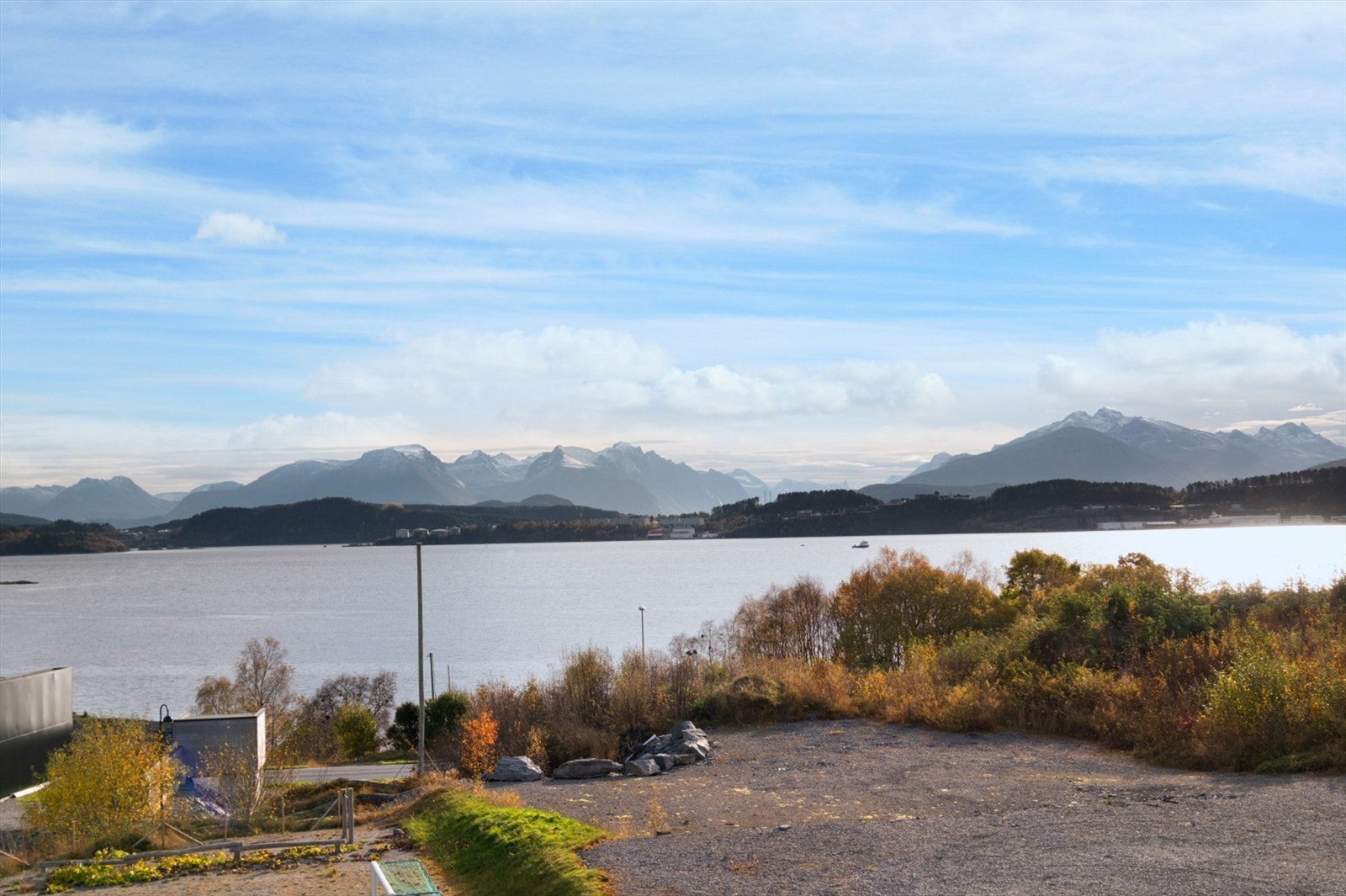 Fantastisk utsikt mot fjord og fjell Galleribilde