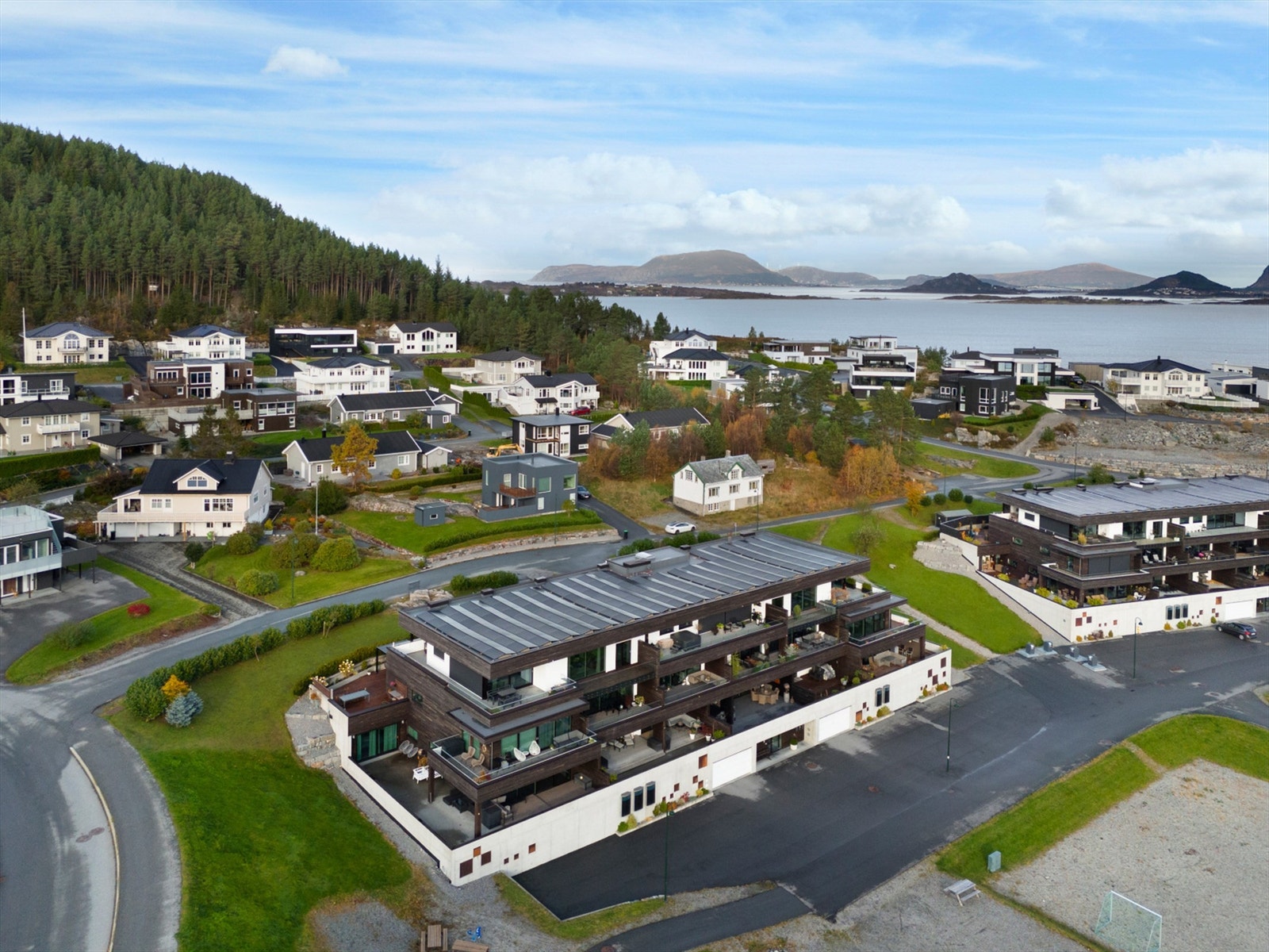 Dronebilde over boligblokken og nærområdet Galleribilde