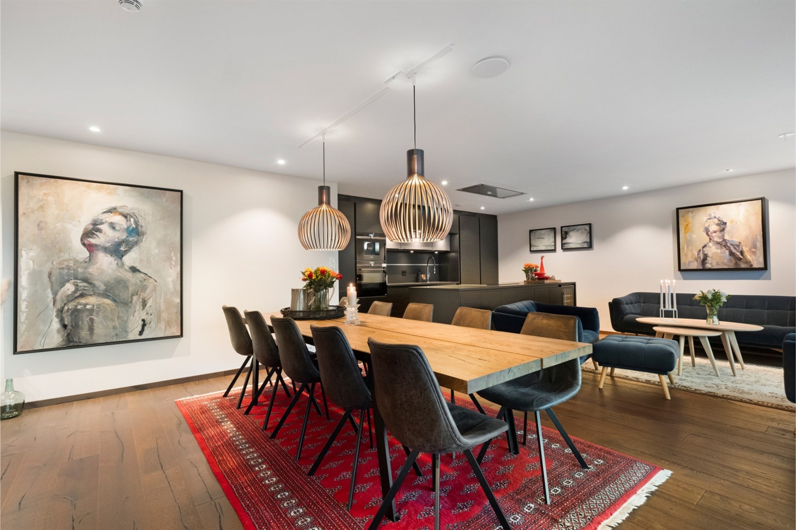 Det er god plass til en stor og romslig spisestue i stuen Galleribilde