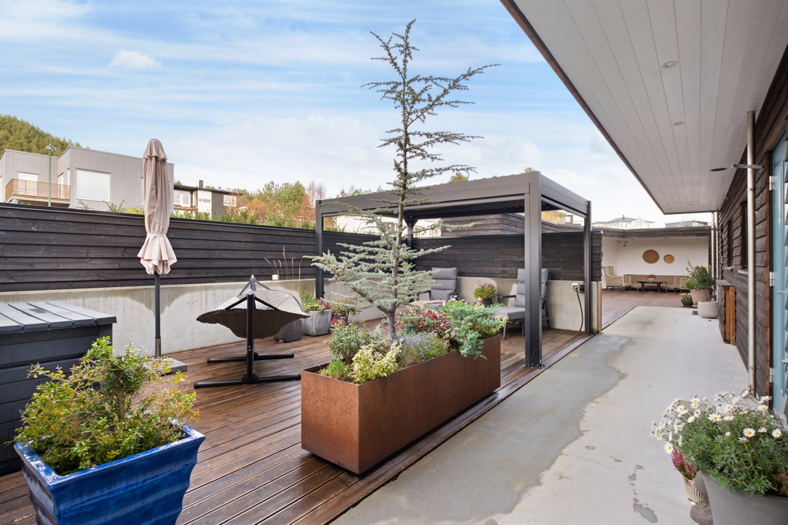 Flott uteområde og marketerrasse mot nordvest skjermet med levegger Galleribilde