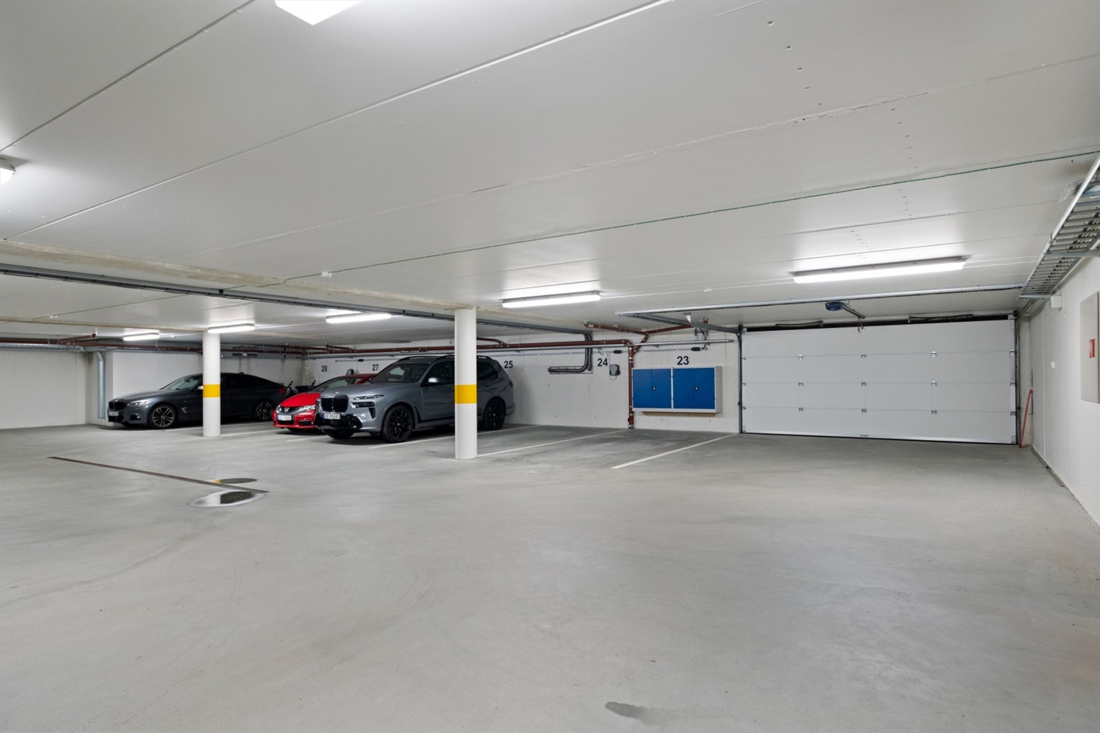 Leiligheten har 4 parkeringsplasser i garasjeskjeller hvor 2 har montert el-bil ladere Galleribilde