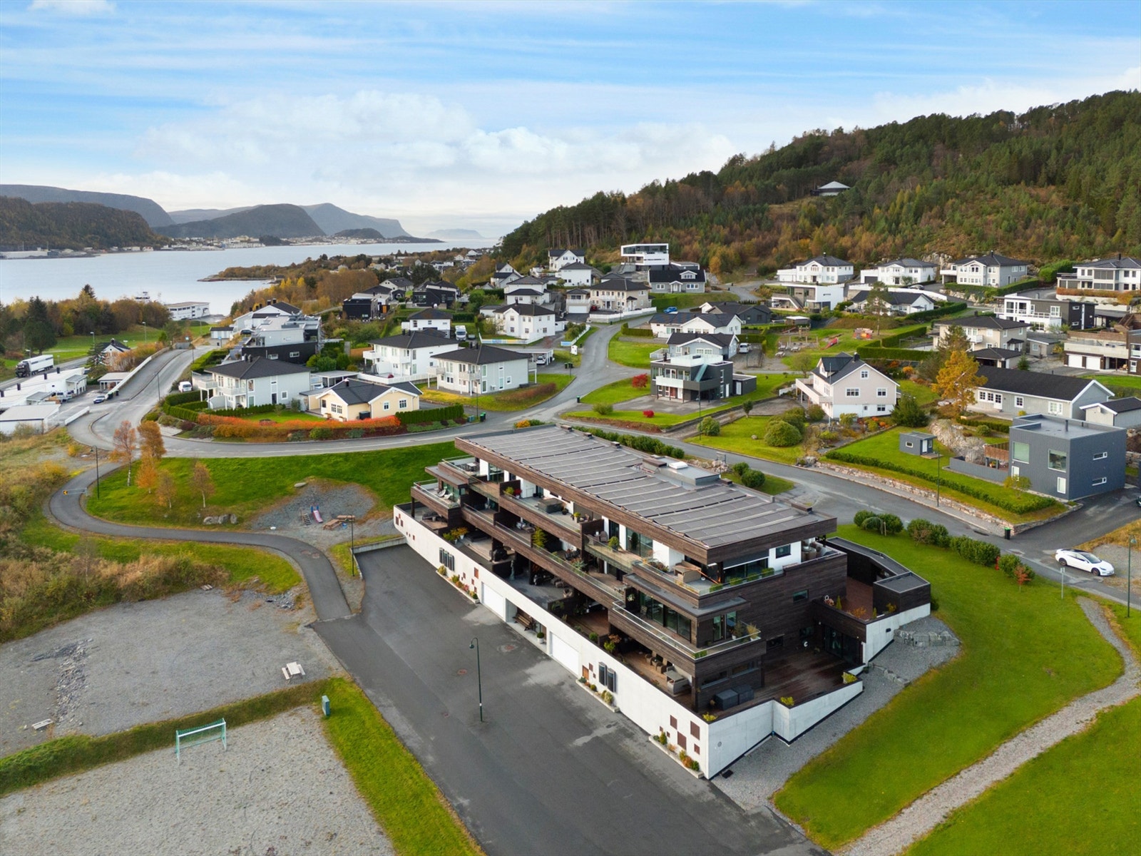 Dronebilde tatt fra øst mot vest Galleribilde