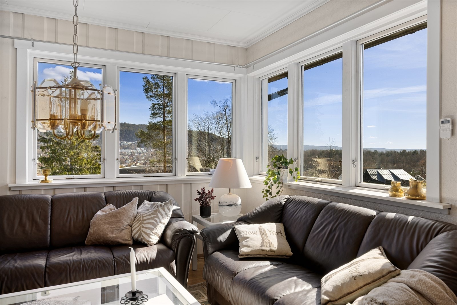 Trevinduer med isolerglass og det er rikelig med naturlig lysinnslipp. Galleribilde