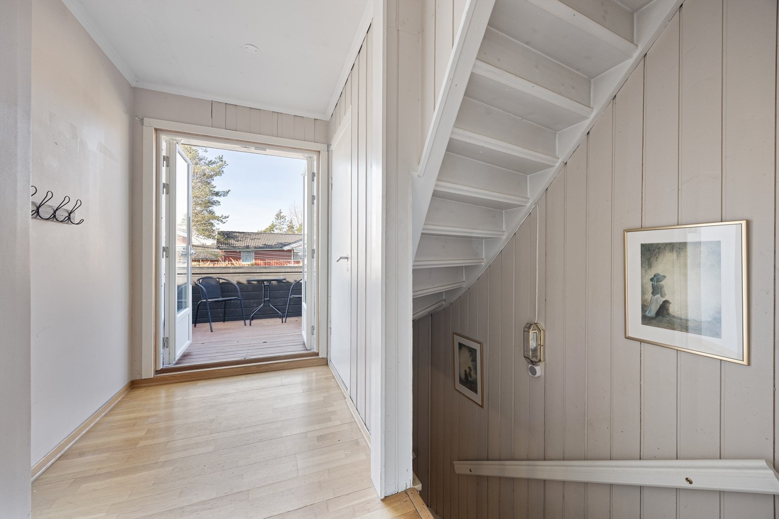 Fra gangen er adkomst opp til loft Galleribilde