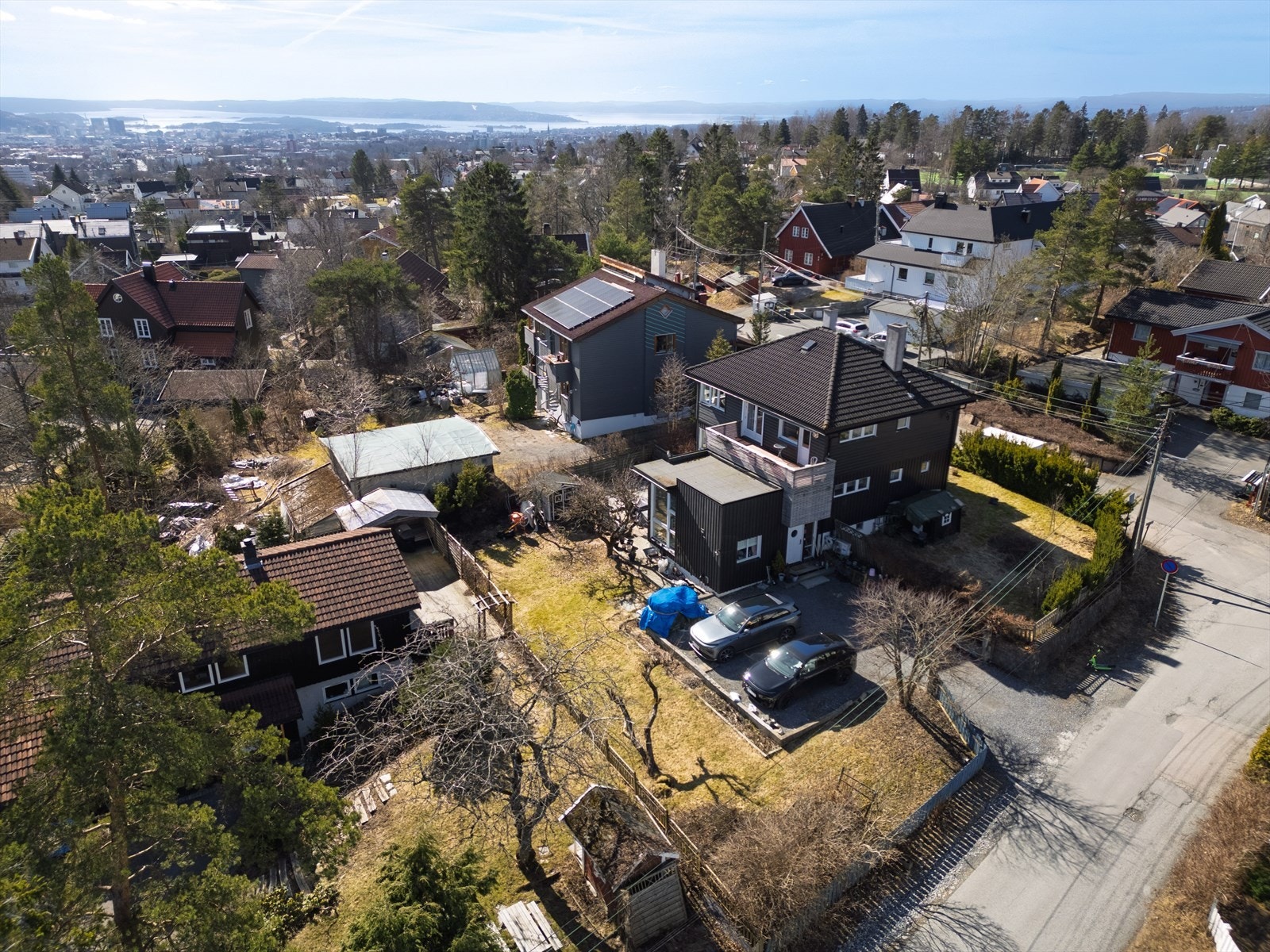 I fremtiden vil utsikten fra stue/veranda bli redusert da det skal bygges på nabotomt (Hvor garasjebygningen står) Galleribilde