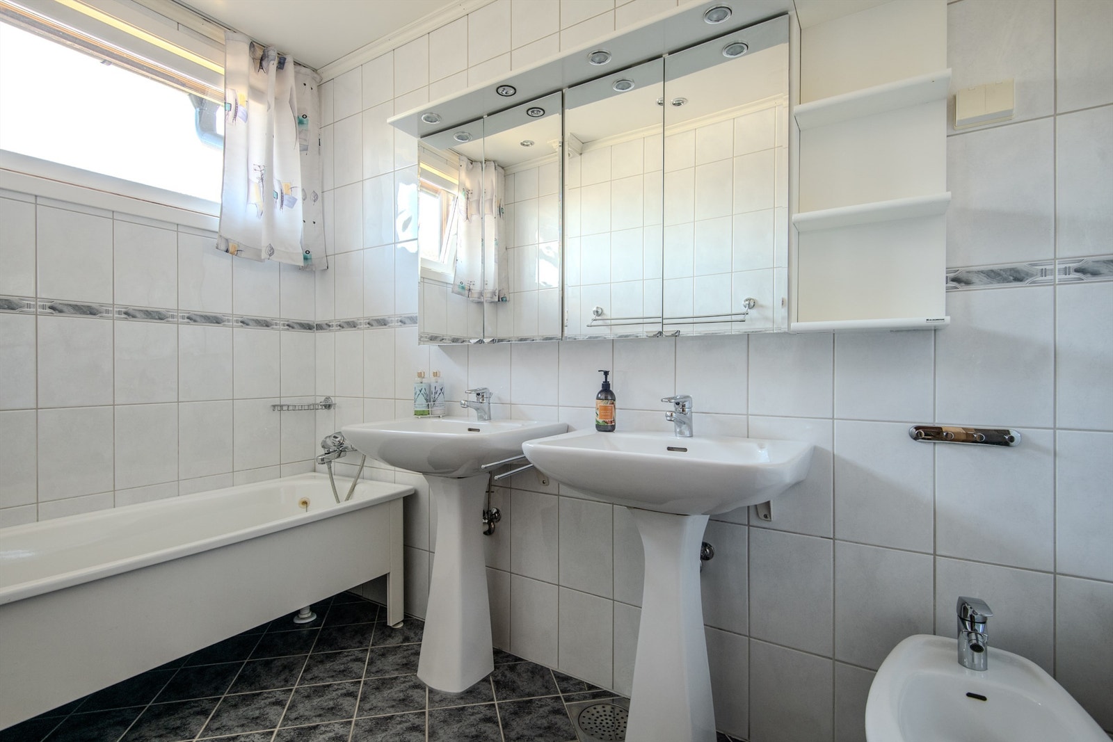 Flislagt bad med badekar. Galleribilde