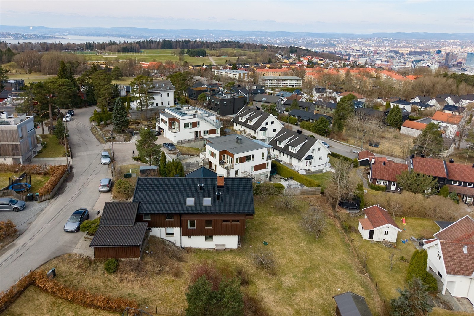Boligen ligger i et rolig og populært nabolag på Ekeberg med både eldre og nyere boliger. Galleribilde