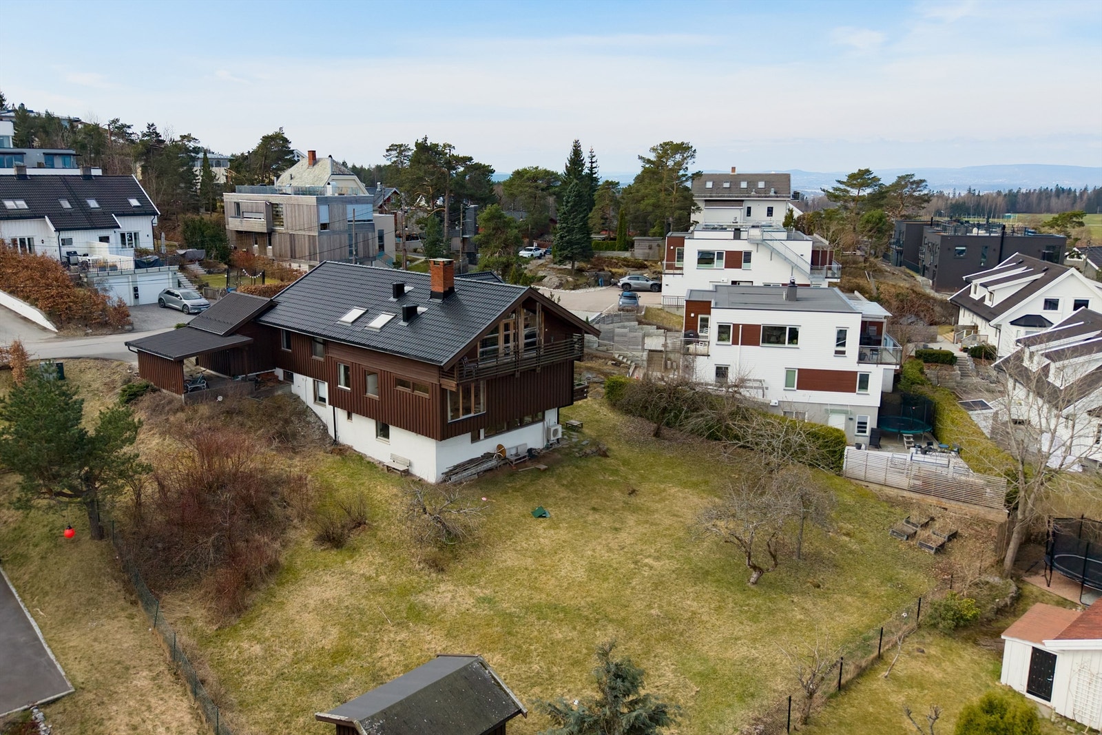 Velkommen til Vardeveien 8B og denne store eneboligen på Ekeberg med fantastisk utsikt og tomt på hele 1,4 mål. Presentert av Christoffer S. Akerjordet og Krogsveen Nordstrand Galleribilde