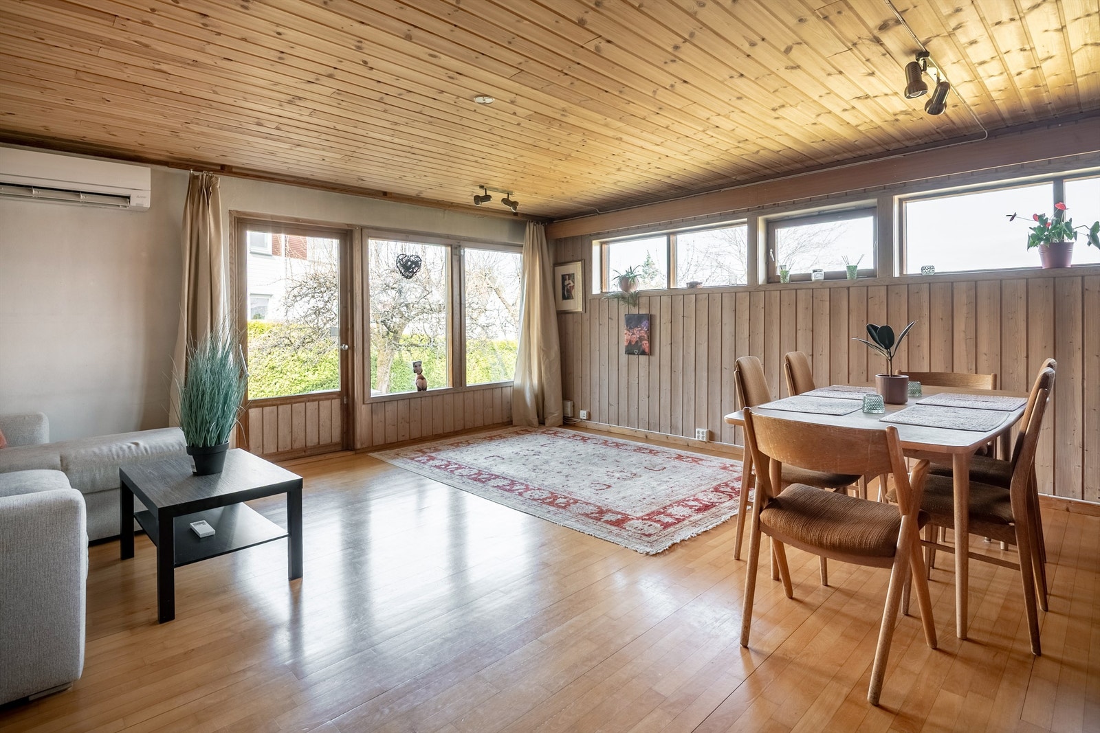 Kjellerstue med utgang til hagen. Galleribilde