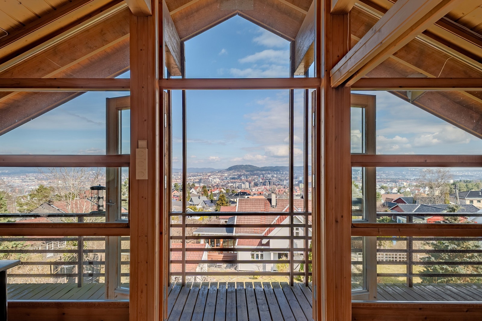 Dette er et flott hus beliggende på en utsiktstomt med panorama over byen! Galleribilde