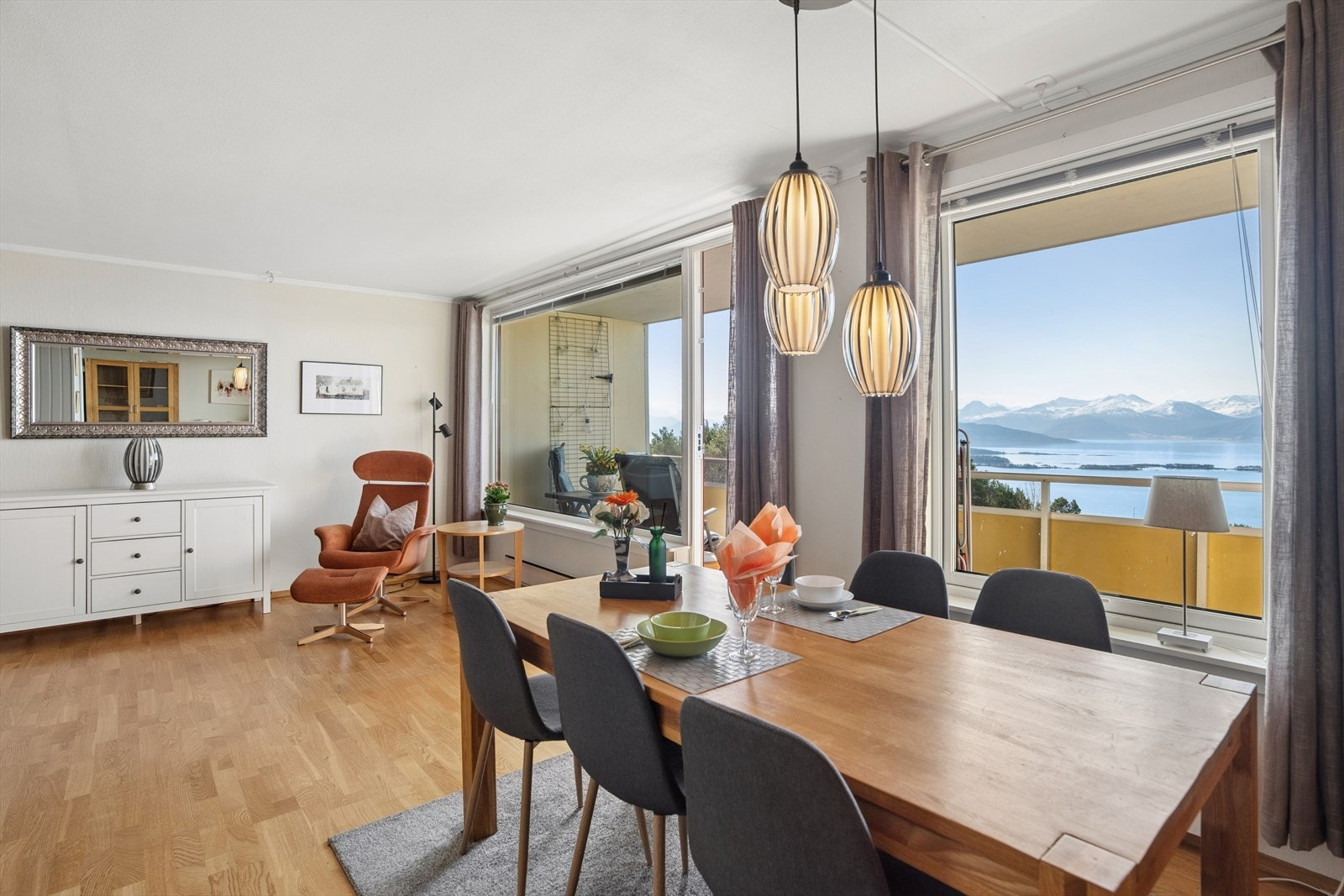 Fra spisestuen er det direkte utgang til den store, sørvendte balkongen. Galleribilde