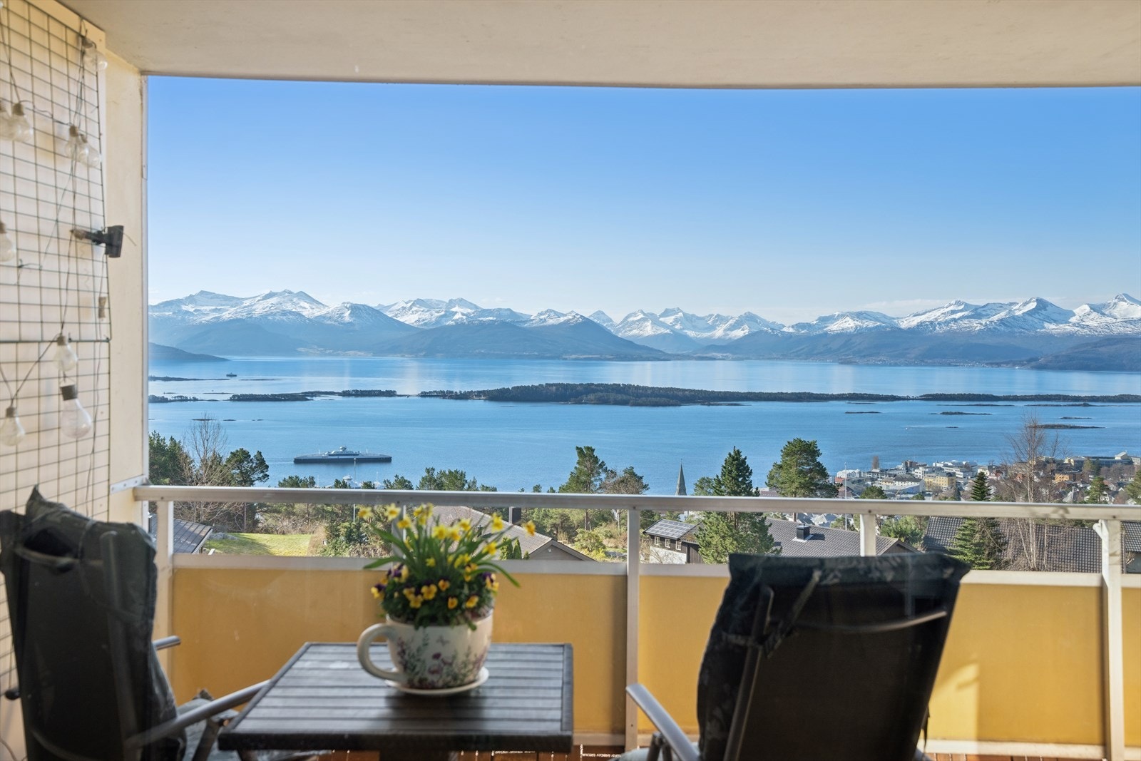 Den sørvendte balkongen på 11 m² utvider stuen på varme dager og gir en enestående utsikt over fjord og fjell. Galleribilde