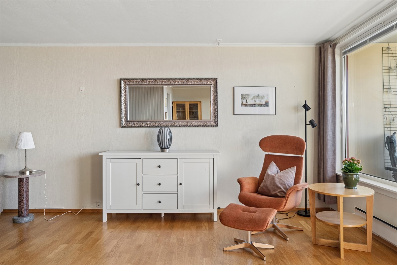 Vinduene i leiligheten er fra 2008 og har 2-lags isolerglass med utvendig aluminiumsbeslag for enkelt vedlikehold. Galleribilde